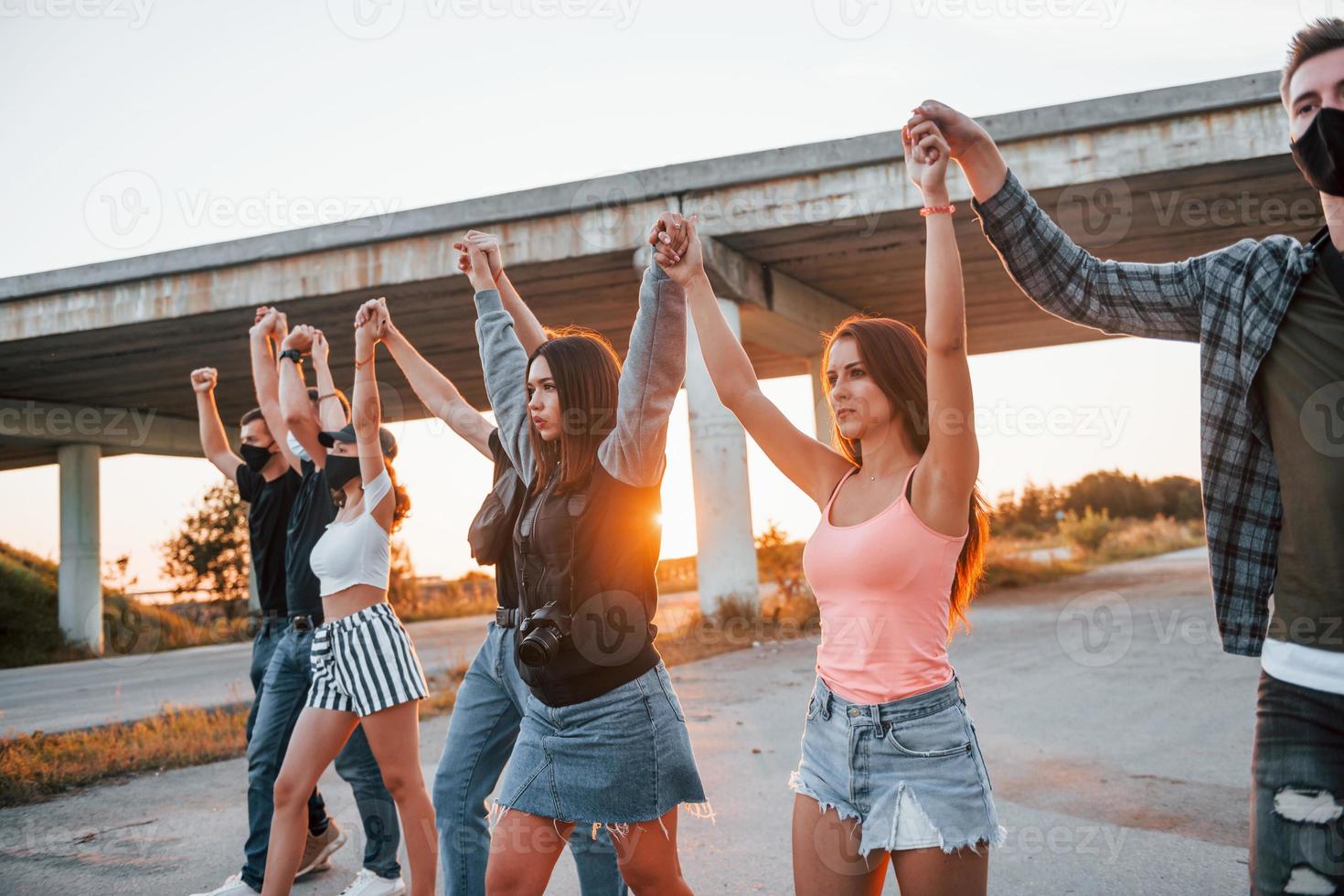 mooi zonneschijn. groep van protesteren jong mensen dat staand samen. activist voor menselijk rechten of tegen regering foto