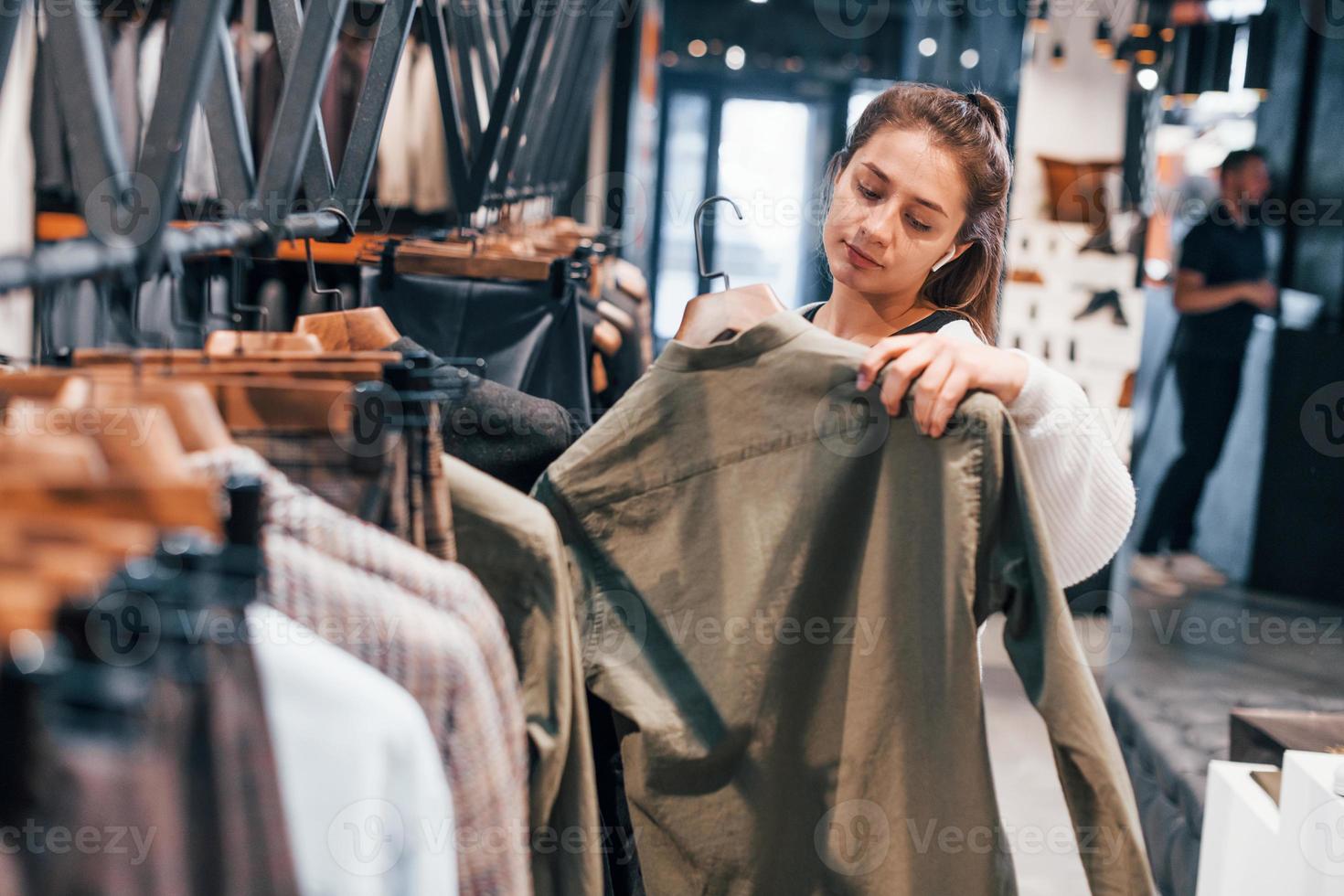 meisje is in modern op te slaan met nieuw kleren. elegant duur slijtage foto