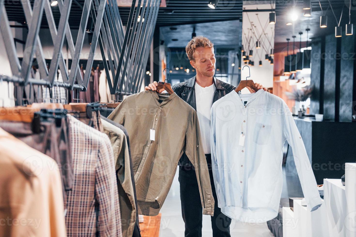 groot keuze. jong vent in modern op te slaan met nieuw kleren. elegant duur slijtage voor mannen foto