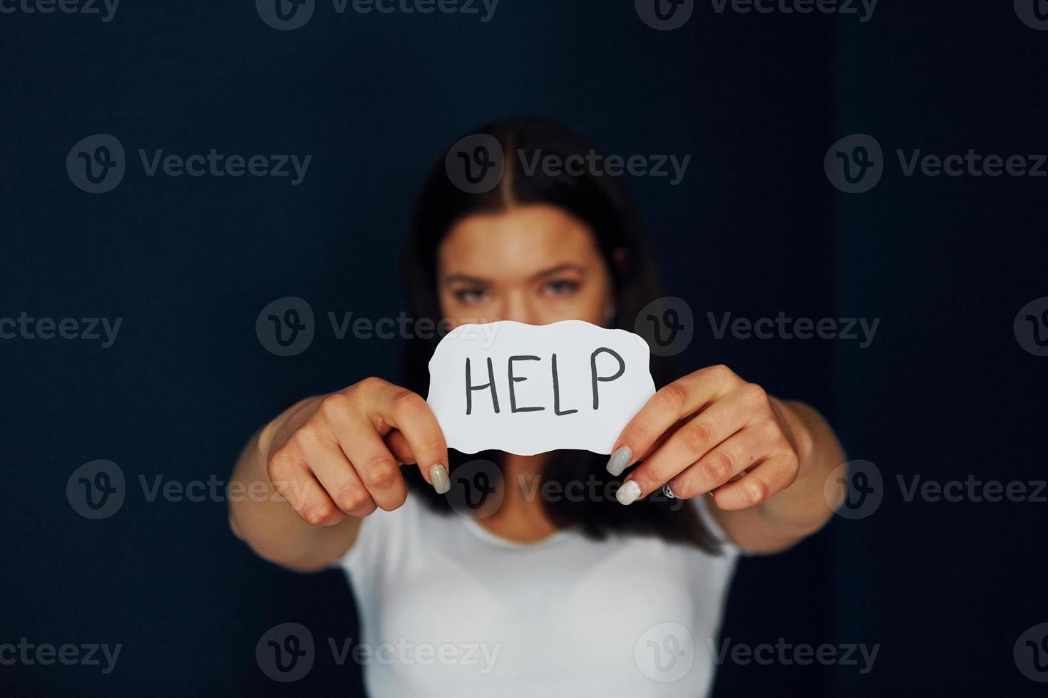 jong bang vrouw houdt teken en vragen voor helpen. opvatting van huiselijk geweld foto