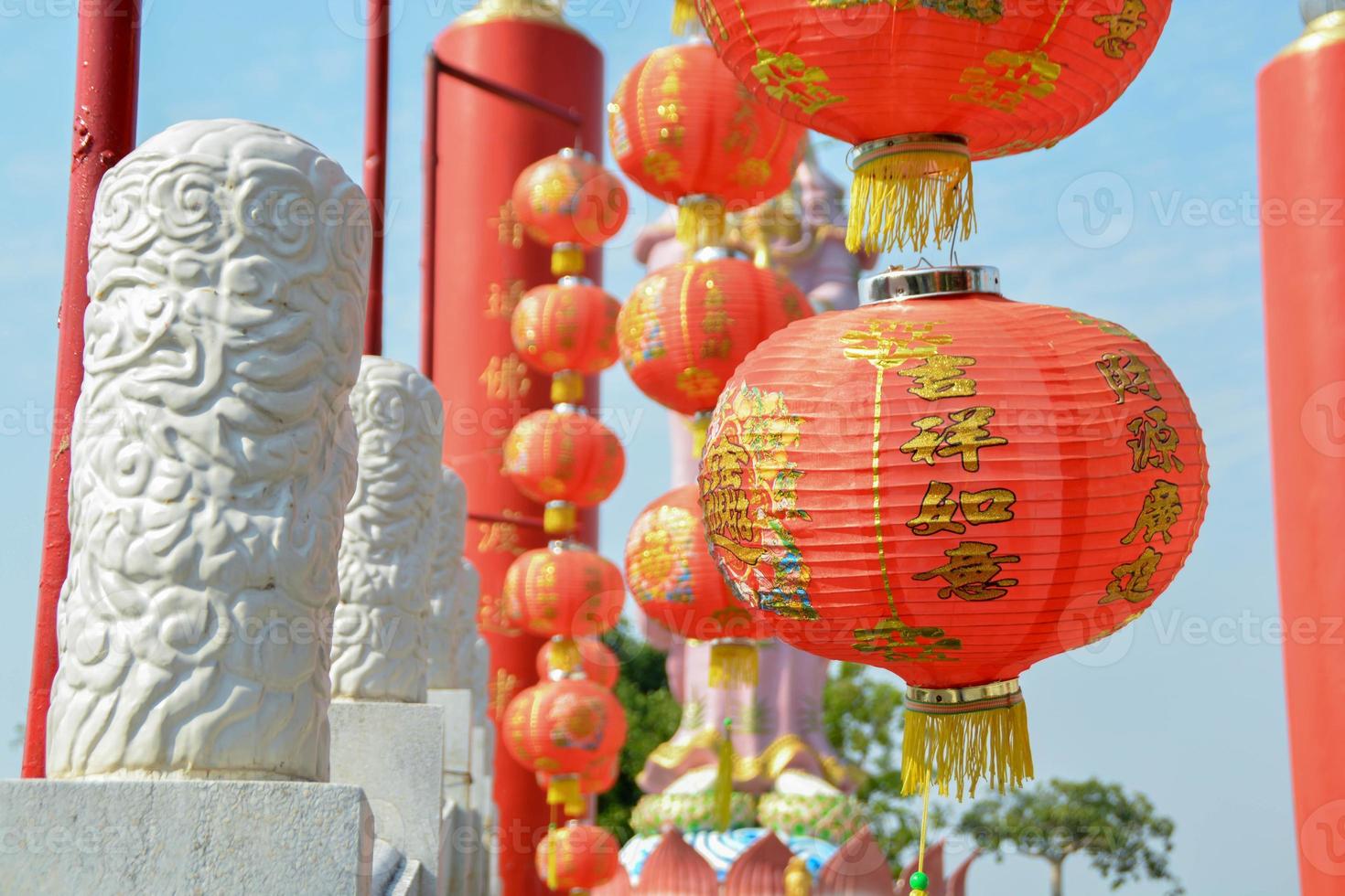 Chinese rood lantaarn heeft geschreven Lucky en Chinese patroon decoratie hangende de brug en pijler Chinese ontwerp Bij altaar. foto