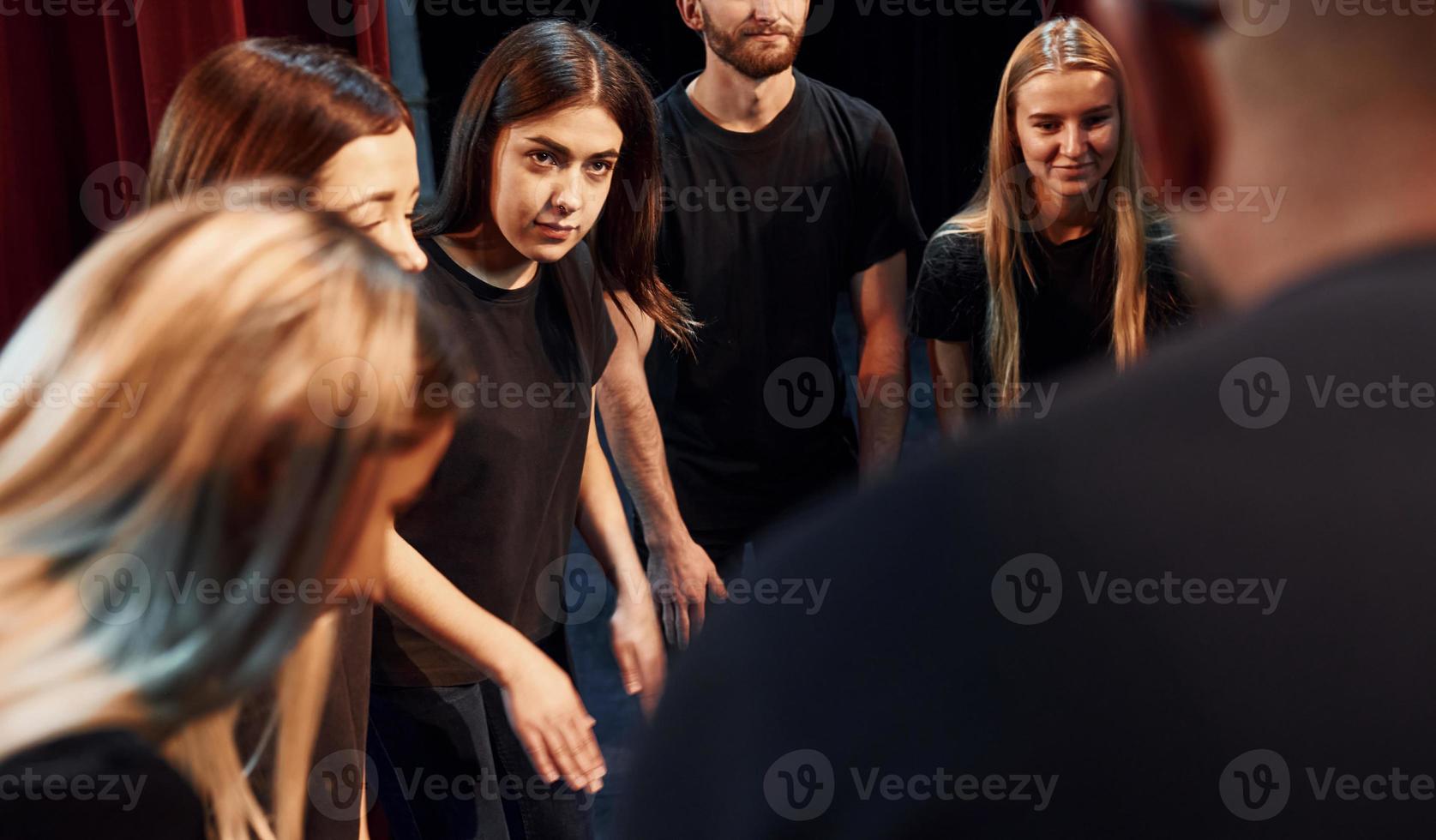 groep van acteurs in donker gekleurde kleren Aan repetitie in de theater foto