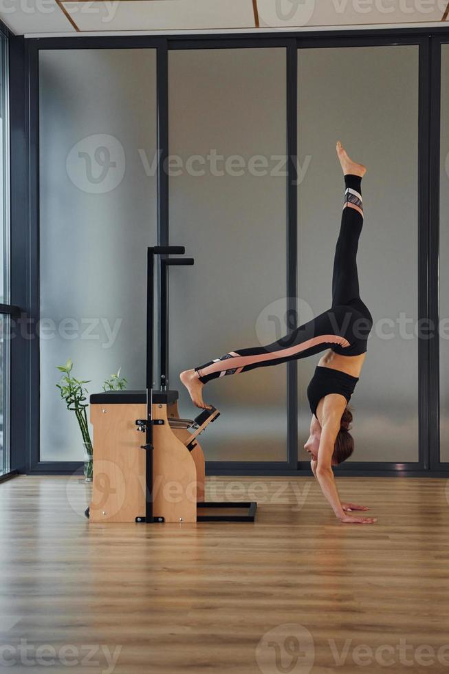 jong vrouw in sportief slijtage en met slank lichaam hebben geschiktheid yoga dag binnenshuis foto