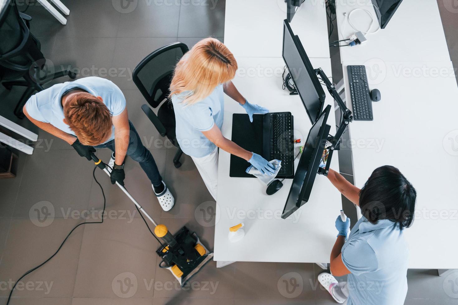 top visie. groep van arbeiders schoon modern kantoor samen Bij dag foto