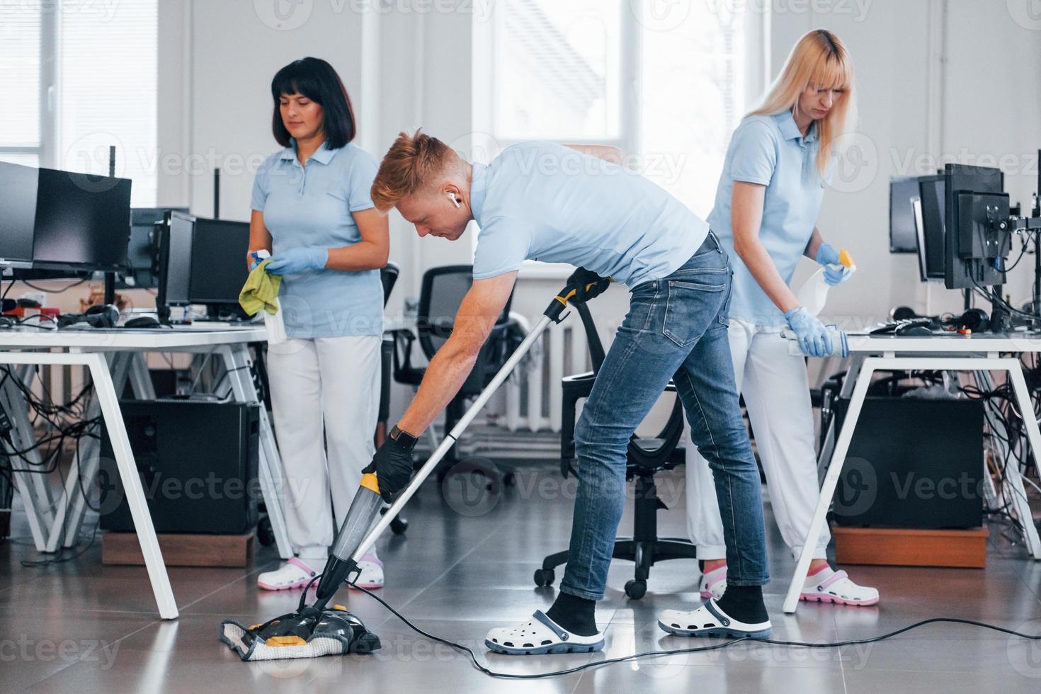 geconcentreerd Bij functie. groep van arbeiders schoon modern kantoor samen Bij dag foto