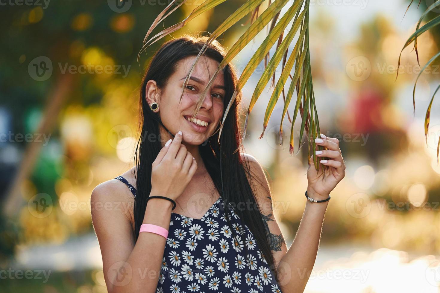 mooi jong vrouw is buitenshuis Bij zonnig dag. concept van vakantie foto