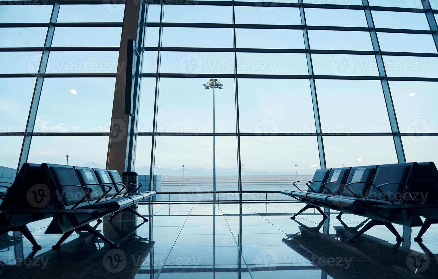 interieur van modern luchthaven Bij dag met Nee mensen binnen het foto