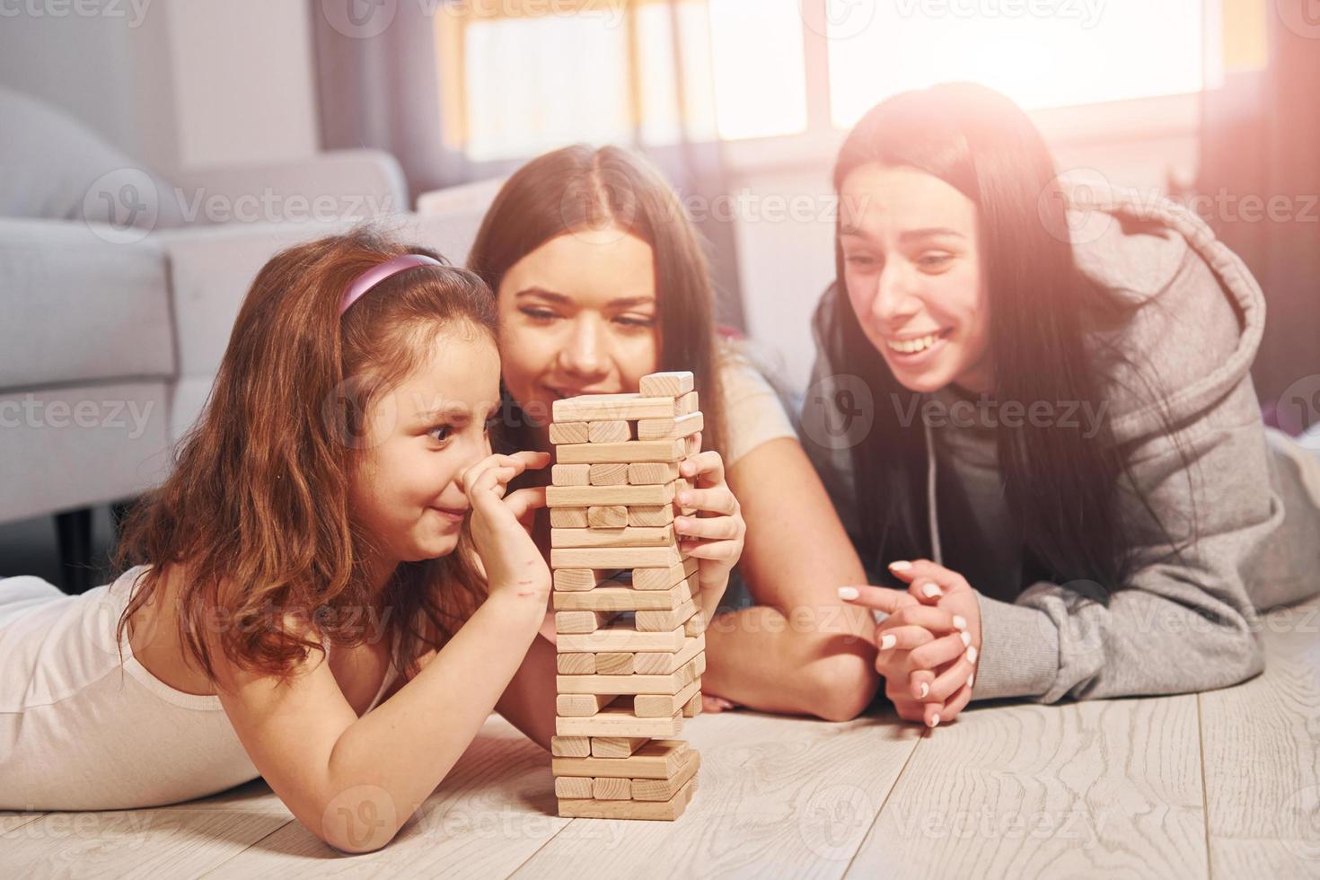 vrouw lesbienne paar met weinig dochter uitgeven tijd samen Bij huis foto