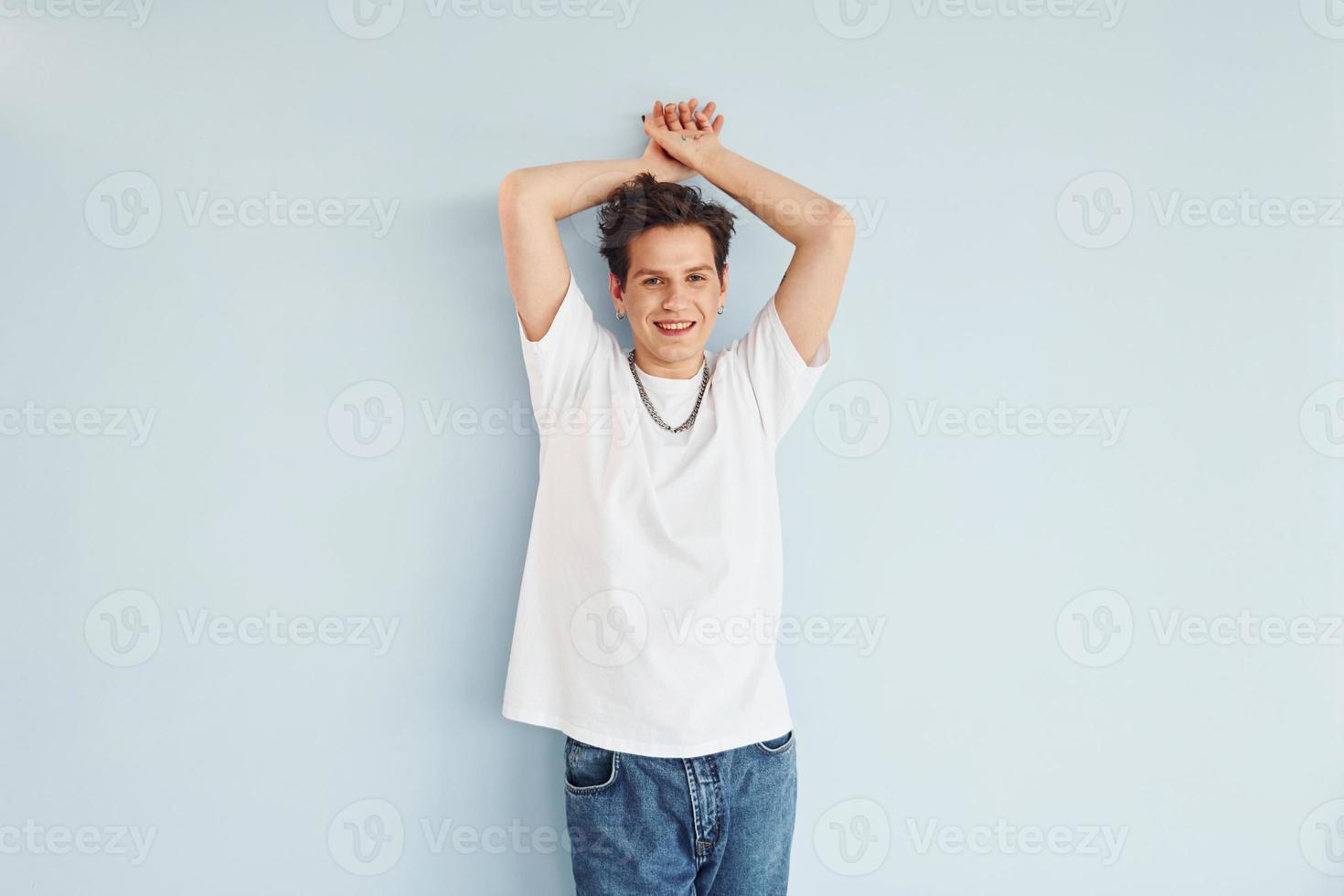 jong homo Mens is staand in de studio en poseren voor een camera foto