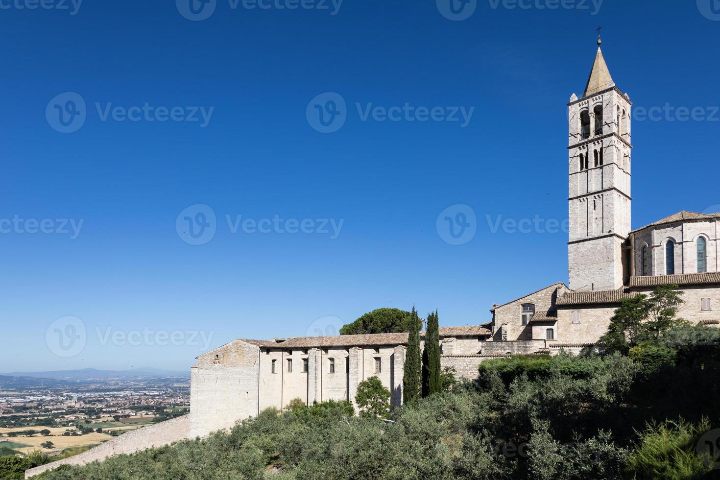 kerk in het dorp Assisi in de regio Umbrië, Italië. de stad staat bekend om de belangrijkste Italiaanse basiliek gewijd aan st. francis-san francesco. foto