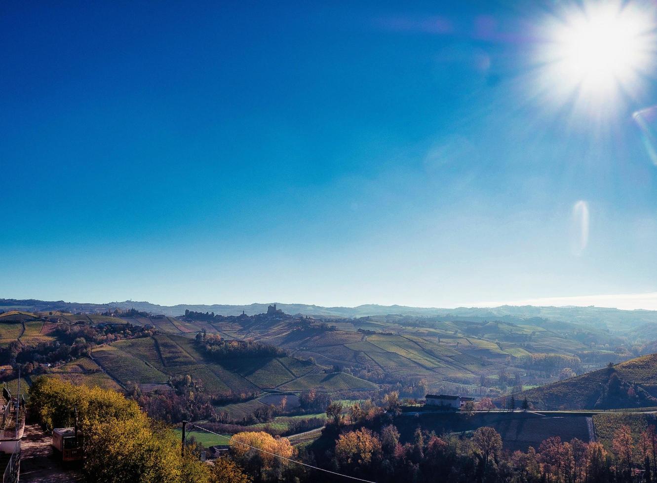 herfst landschappen in de piemontese langhe in de buurt serralunga d'alba, met de helder kleuren van de piemontese herfst foto