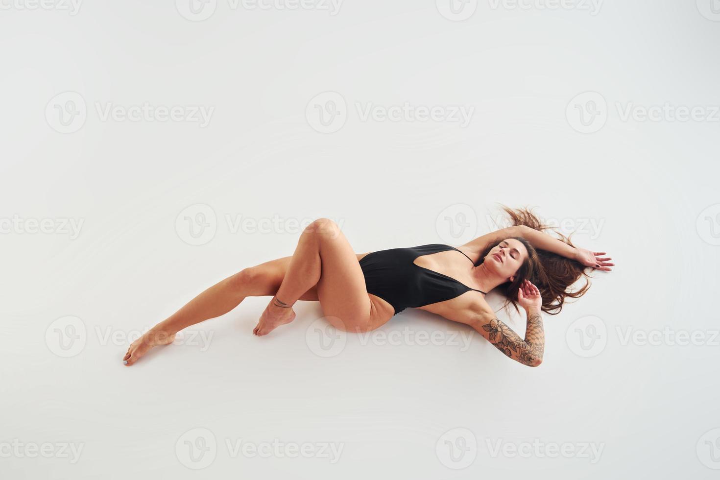 mooi verleidelijk sportief vrouw met sexy lichaam is poseren in de studio foto