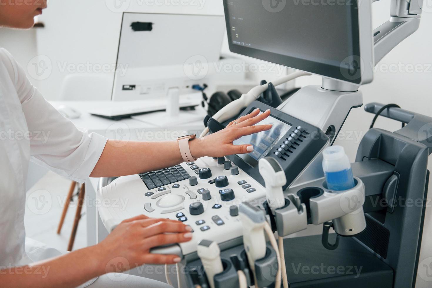 professioneel vrouw kliniek arbeider in wit jas is binnenshuis in de kabinet foto