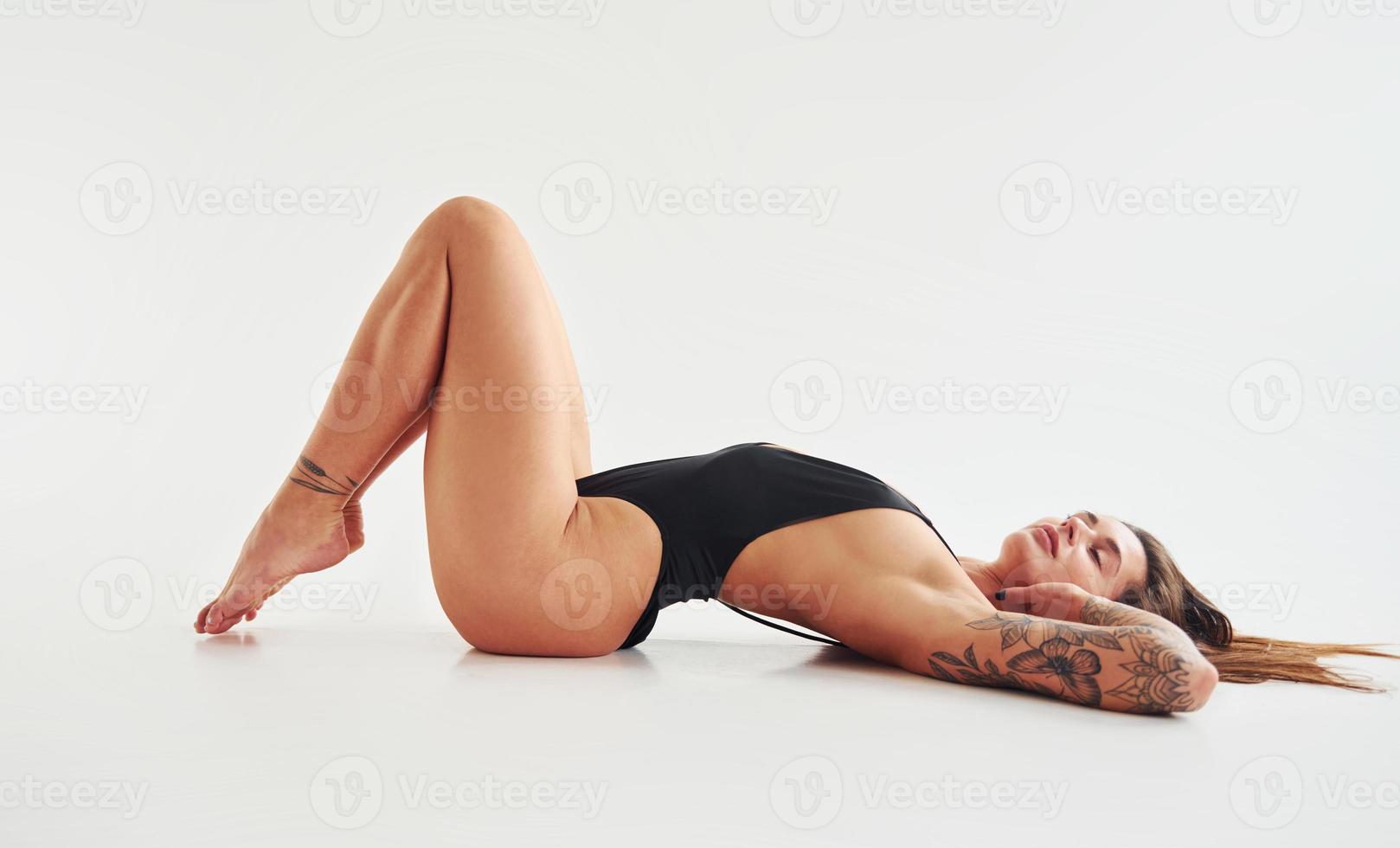 kant visie. mooi verleidelijk sportief vrouw met sexy lichaam is poseren in de studio foto