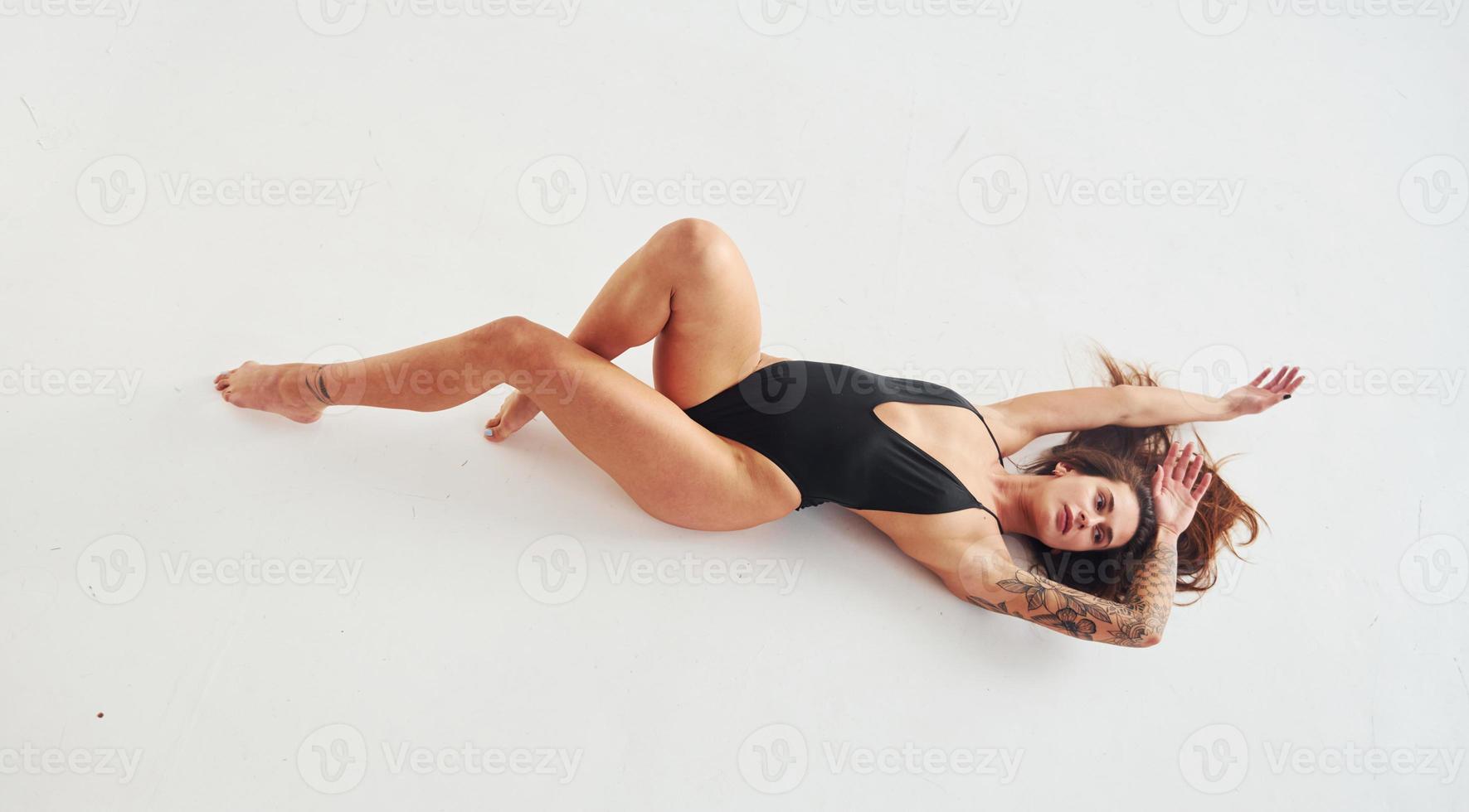 mooi verleidelijk sportief vrouw met sexy lichaam is poseren in de studio foto