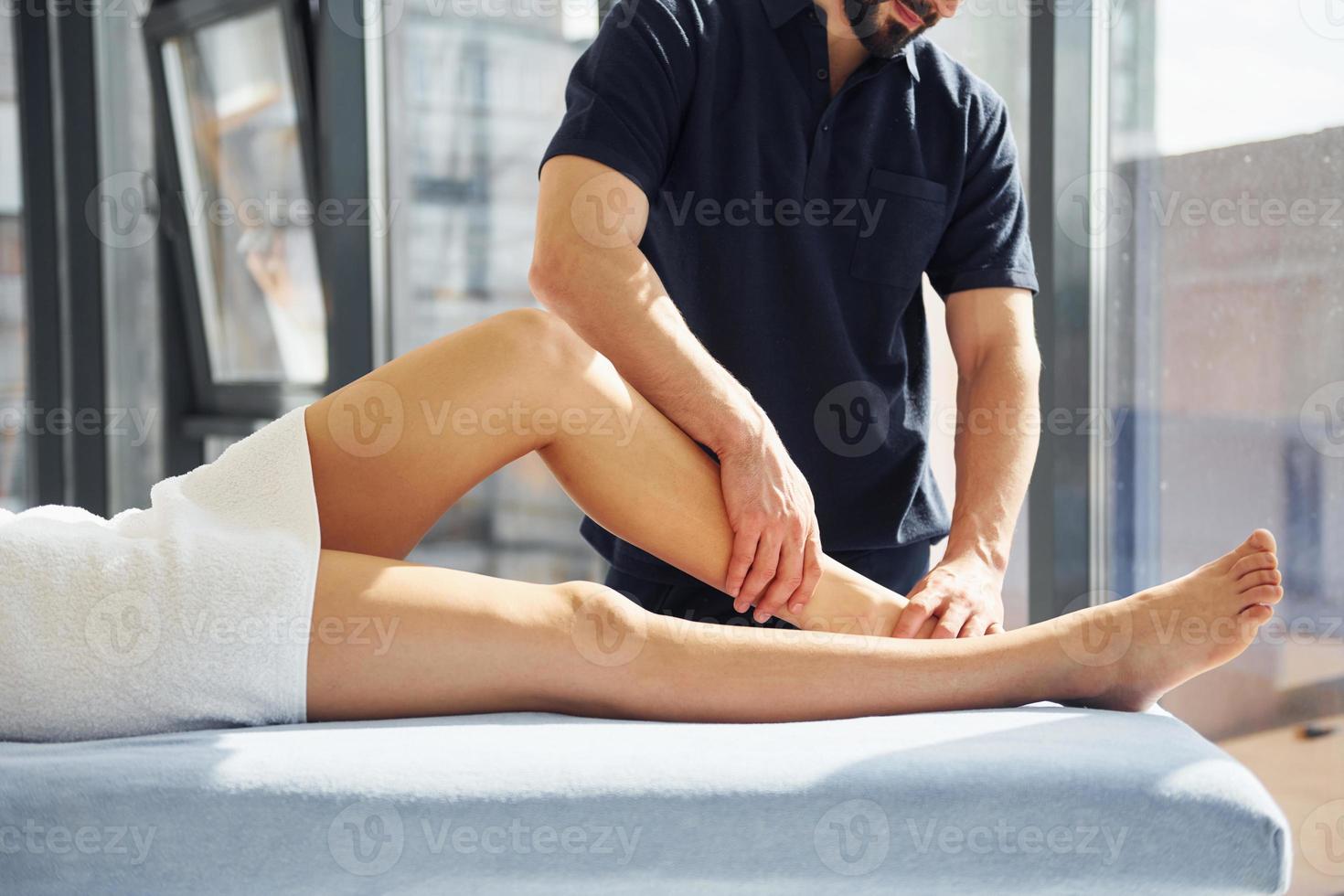 vent doet poten massage. jong vrouw is aan het liegen naar beneden wanneer Mens serveert haar Bij spa foto