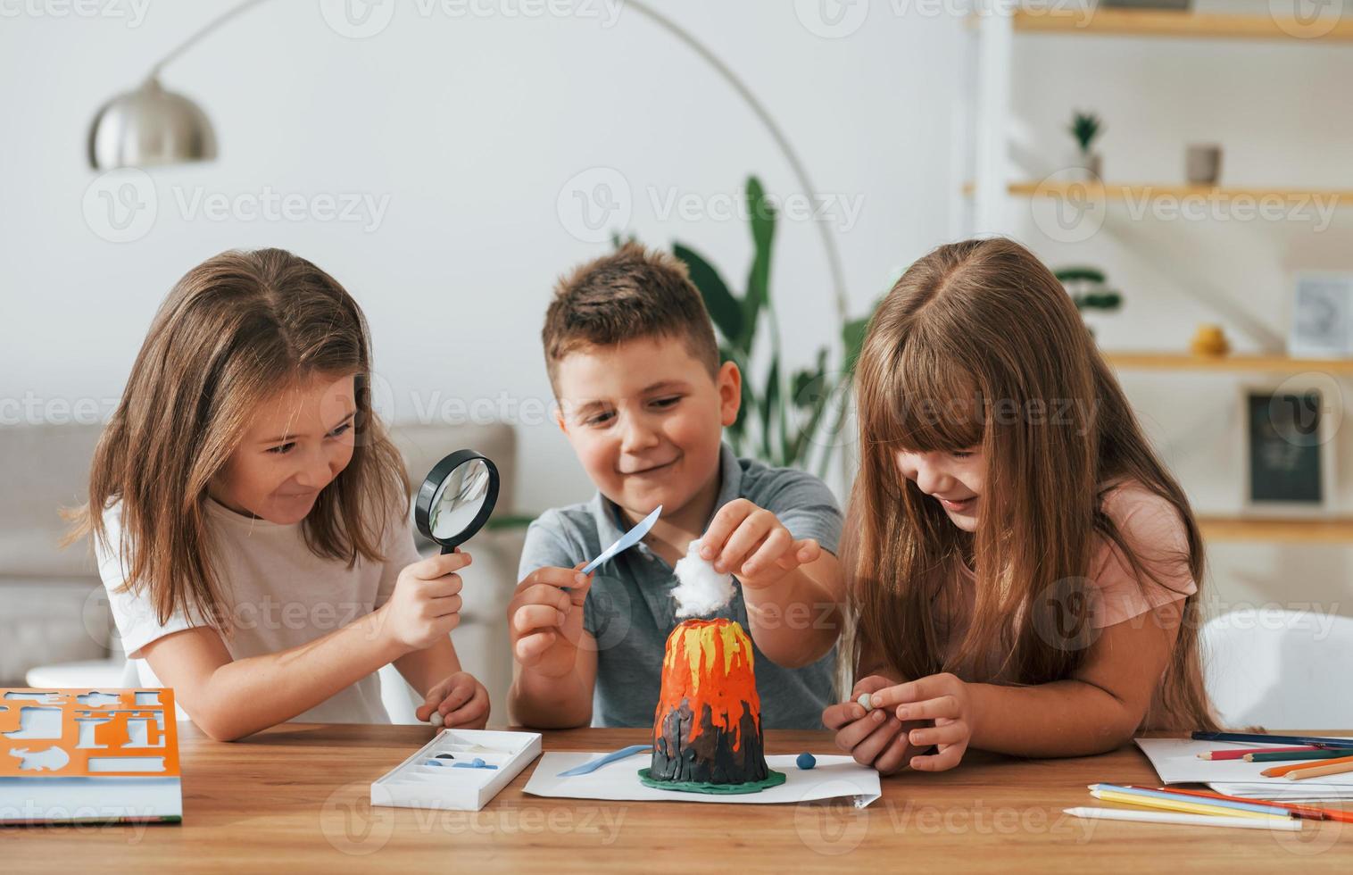 werken Aan de vulkaan project. kinderen hebben pret in de huiselijk kamer Bij dag samen foto