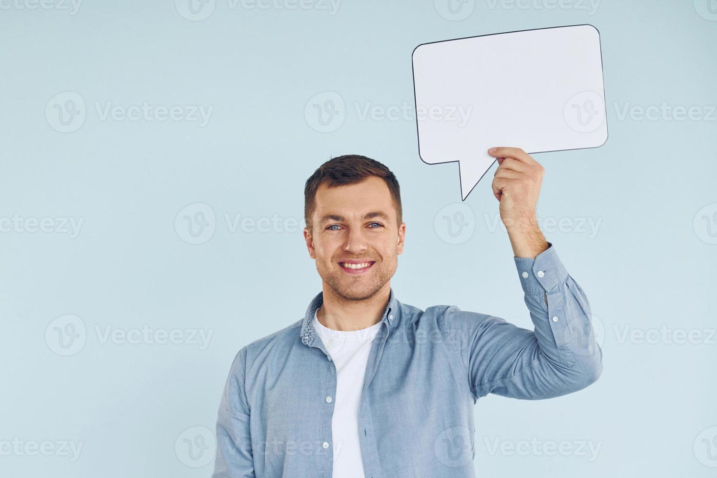 stroom van bewustzijn. Mens staand in de studio met leeg tekens voor de tekst foto