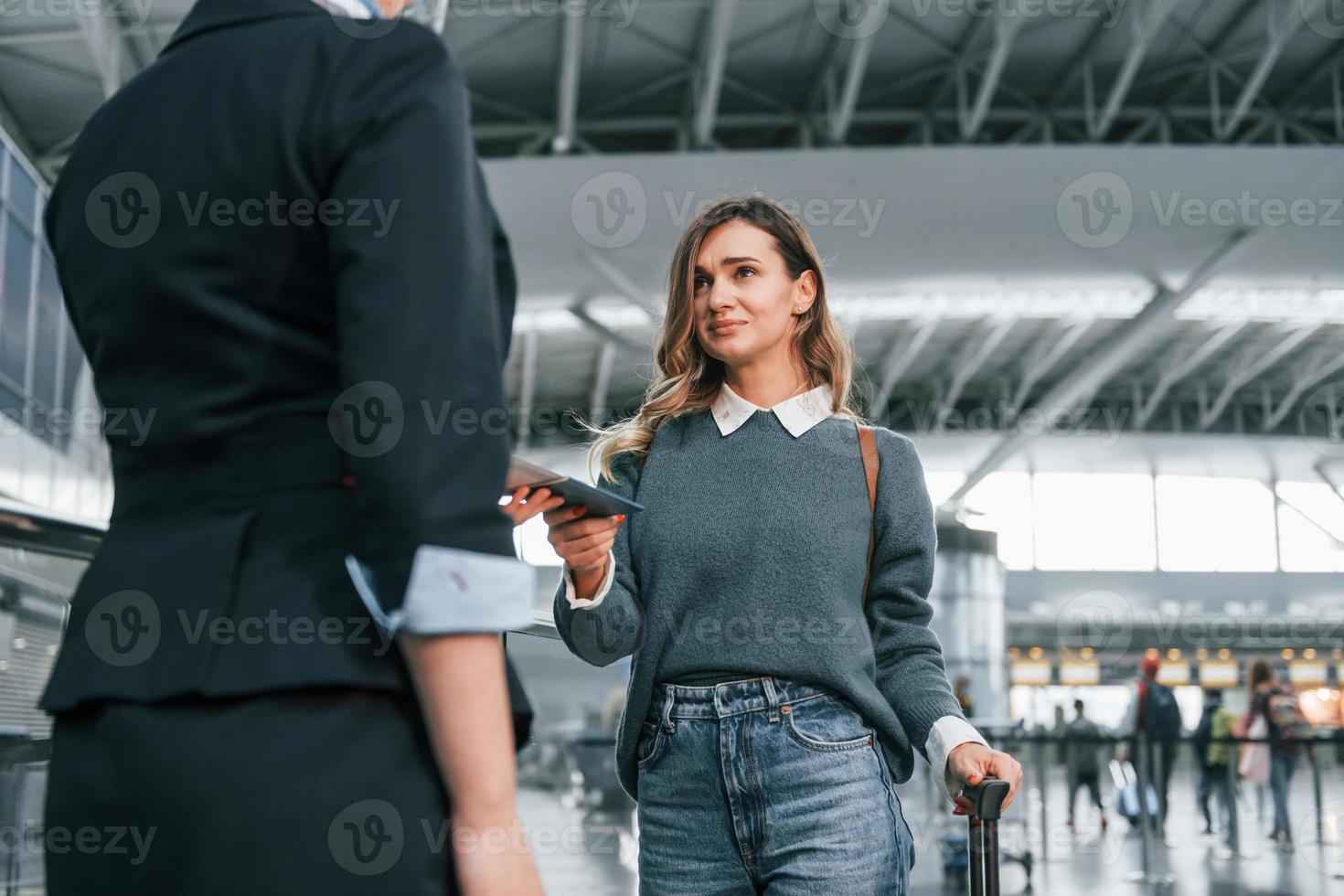 met documenten. jong vrouw toerist is in de luchthaven Bij dag foto