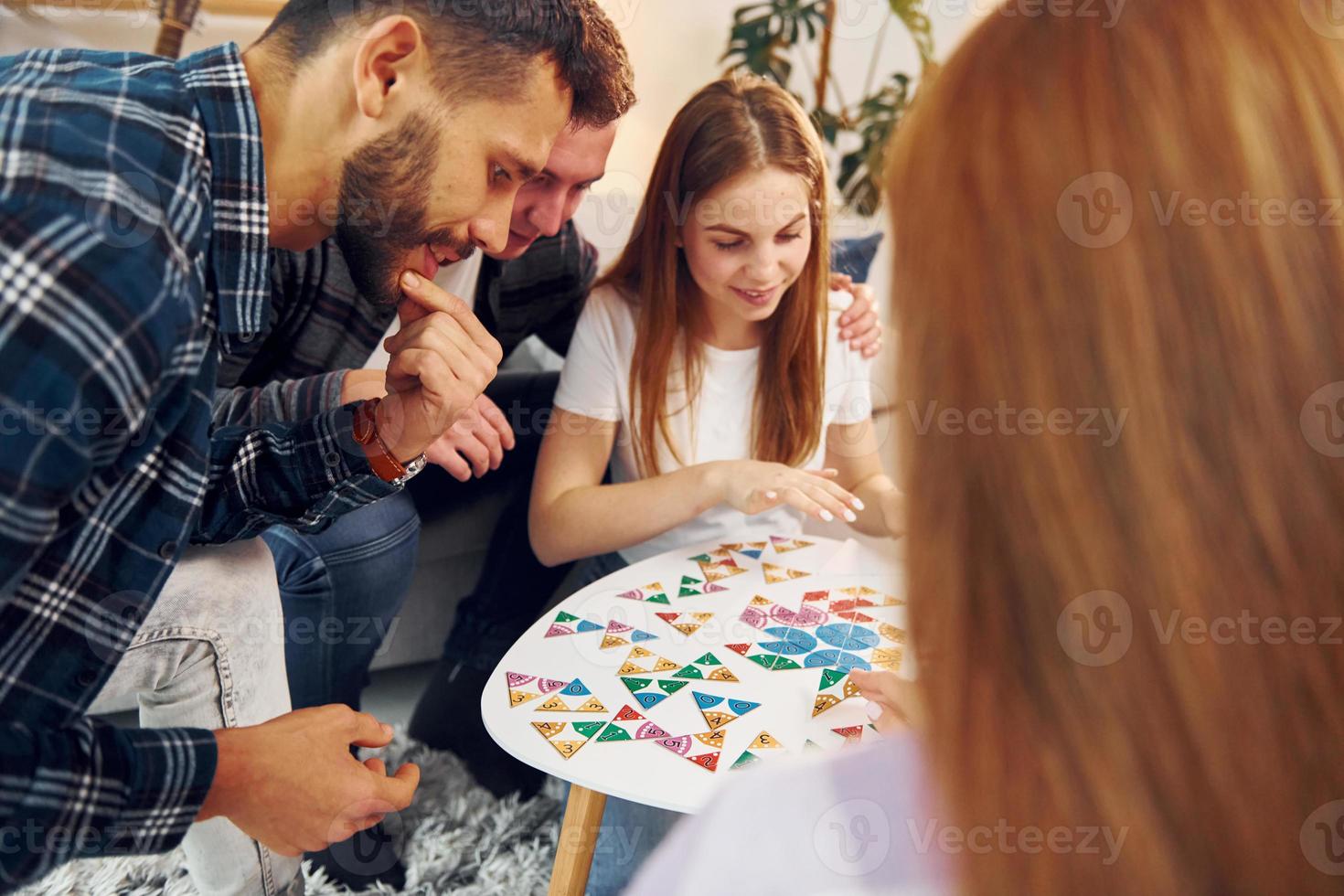 in huiselijk kamer. groep van vrienden hebben partij binnenshuis samen foto