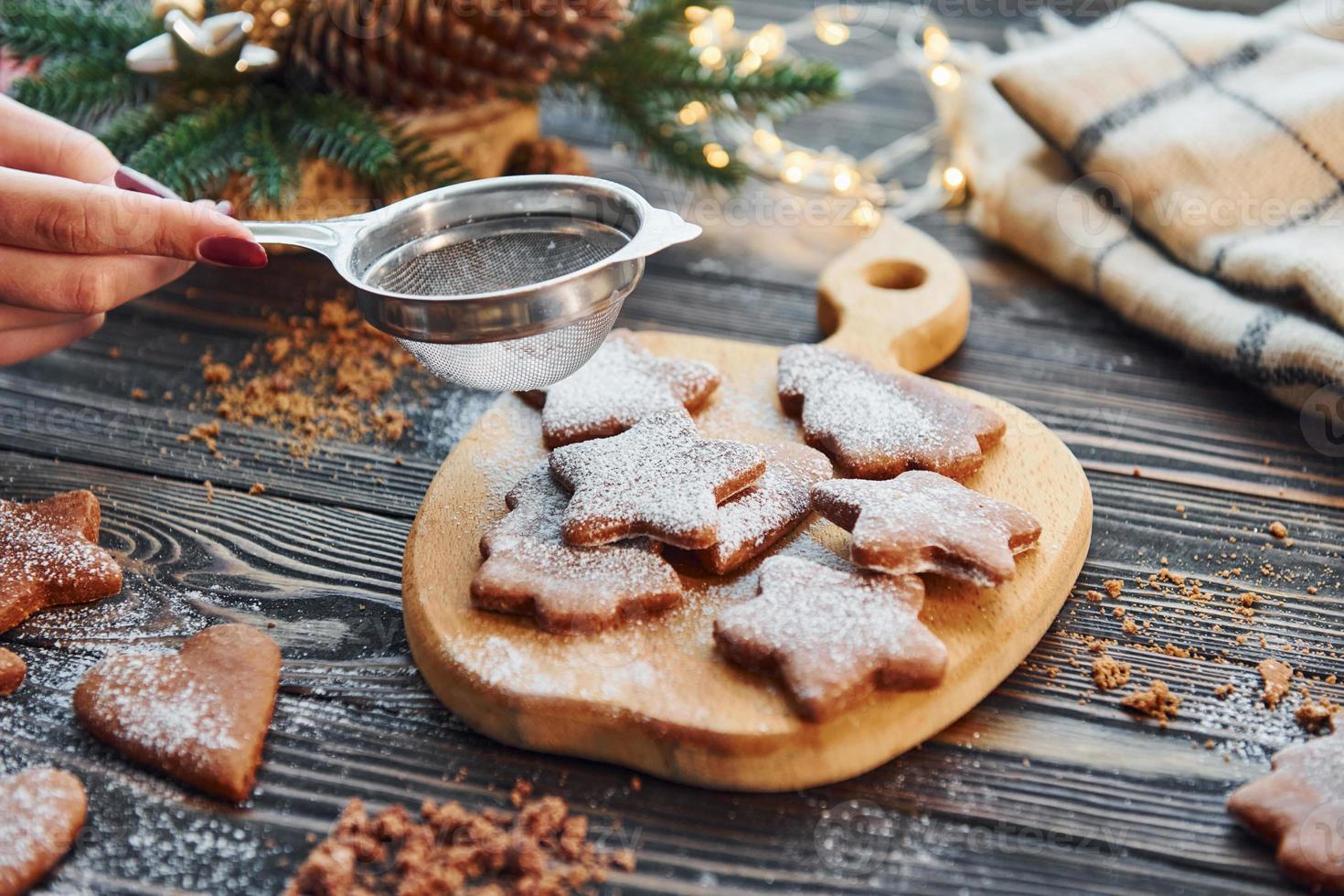 koekjes houdende naar beneden Aan de tafel. Kerstmis achtergrond met vakantie decoratie foto