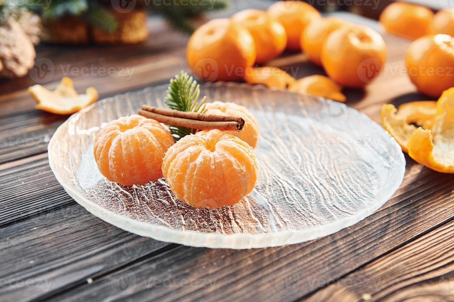 fruit is Aan de tafel. Kerstmis achtergrond met vakantie decoratie foto