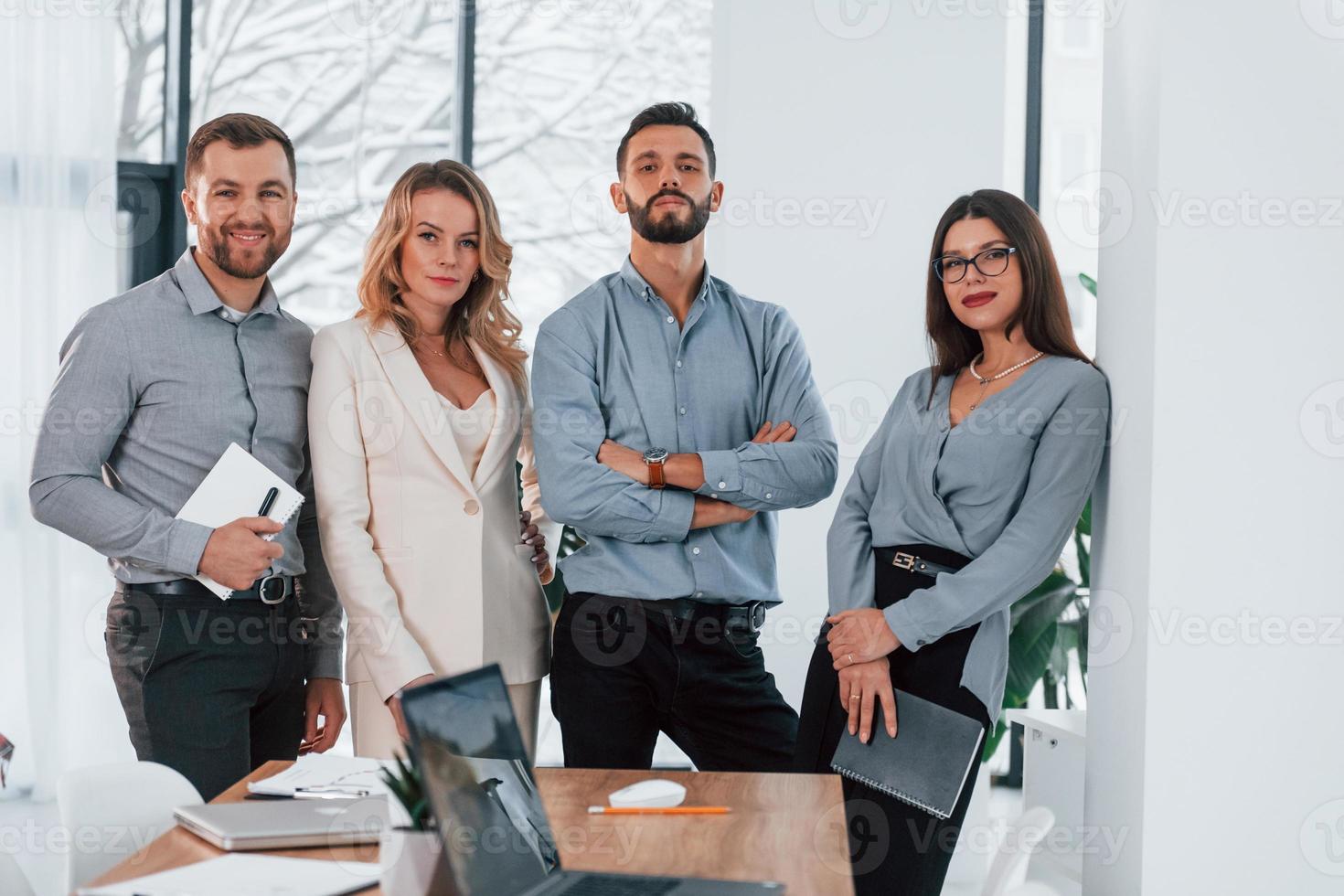 staand samen. groep van bedrijf mensen dat werken Aan de project in de kantoor foto