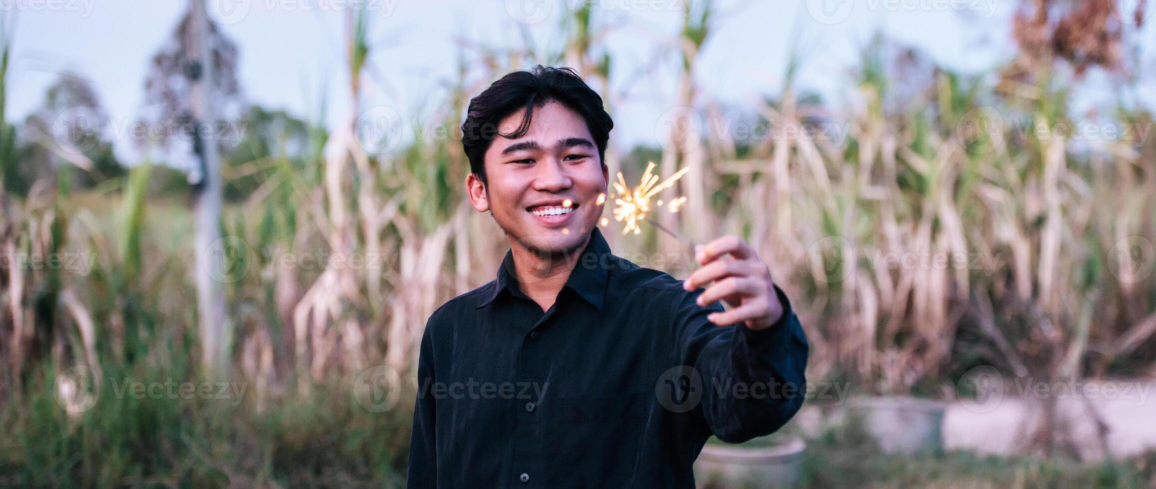 portret Aziatisch jong Mens houden brandend sterretje glimlach met gelukkig in maïs veld- foto