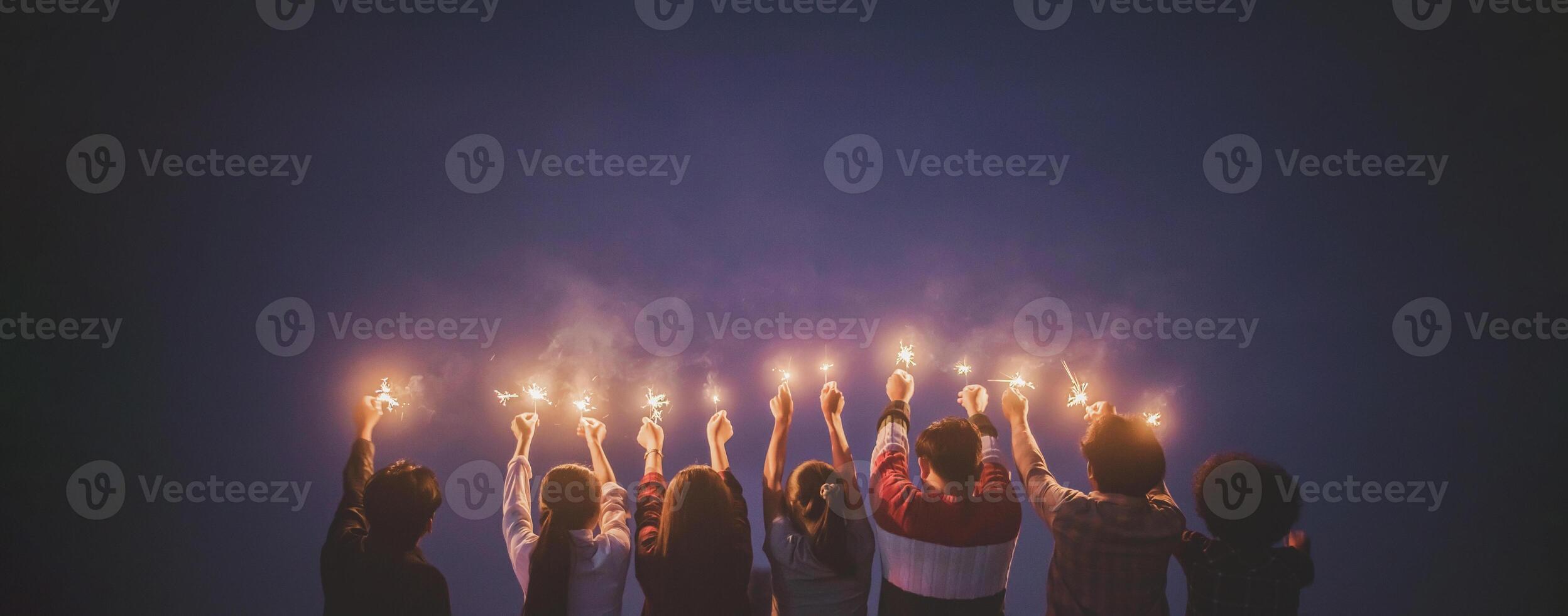 groep van jong vrienden genieten met brandend sterretje in handen samen foto