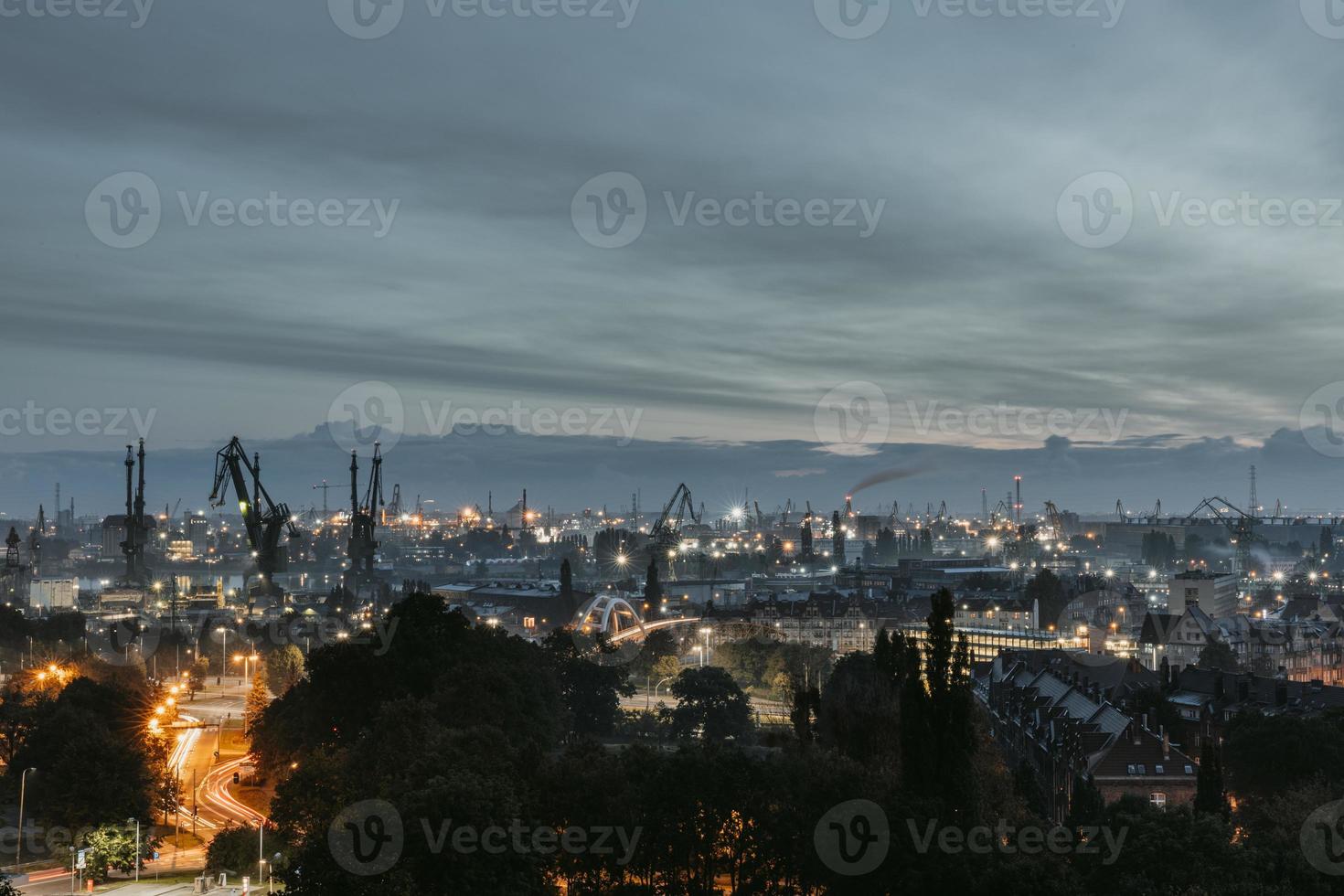 ochtend- panoramisch visie van Polen stad gdansk met de industrieel eiland in mlyniska in achtergrond gedurende de bewolkt herfst ochtend- foto