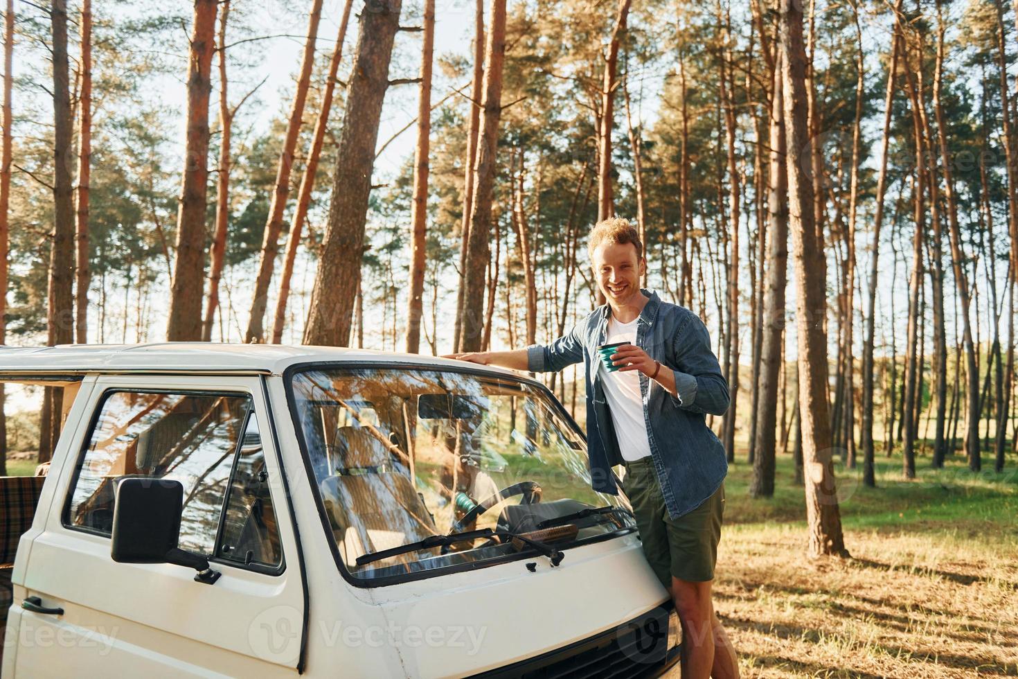 Mens is op reis alleen in de Woud Bij dag Bij zomer foto