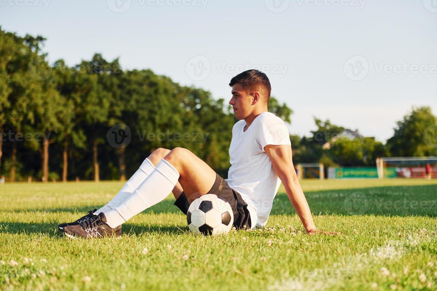 duurt een pauze. jong voetbal speler hebben opleiding Aan de sportief veld- foto