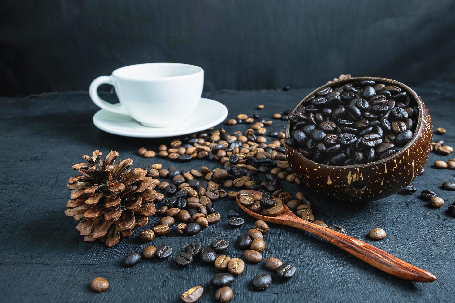 koffiekopje en gebrande koffiebonen foto