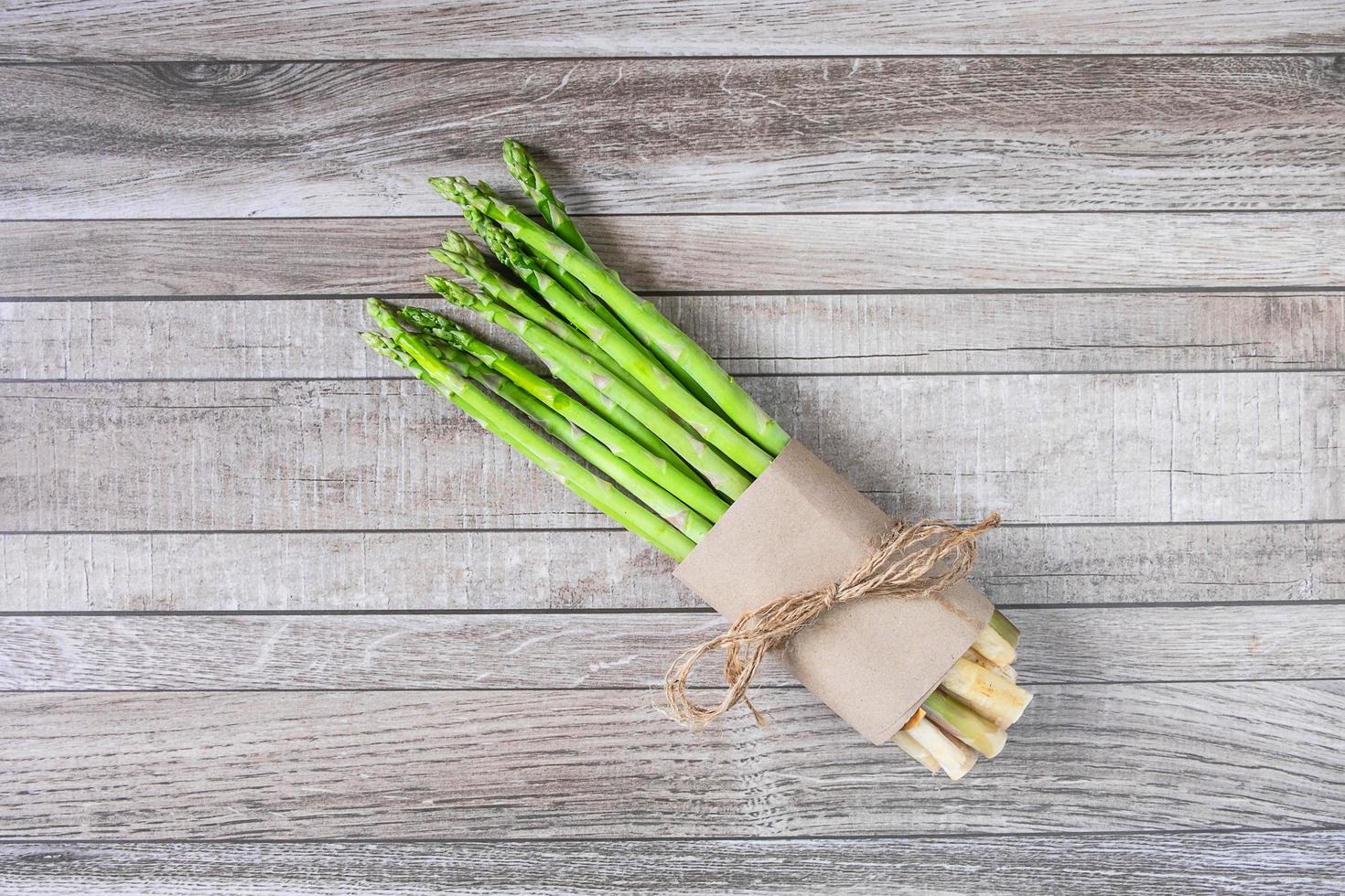 verse asperges op houten tafel foto