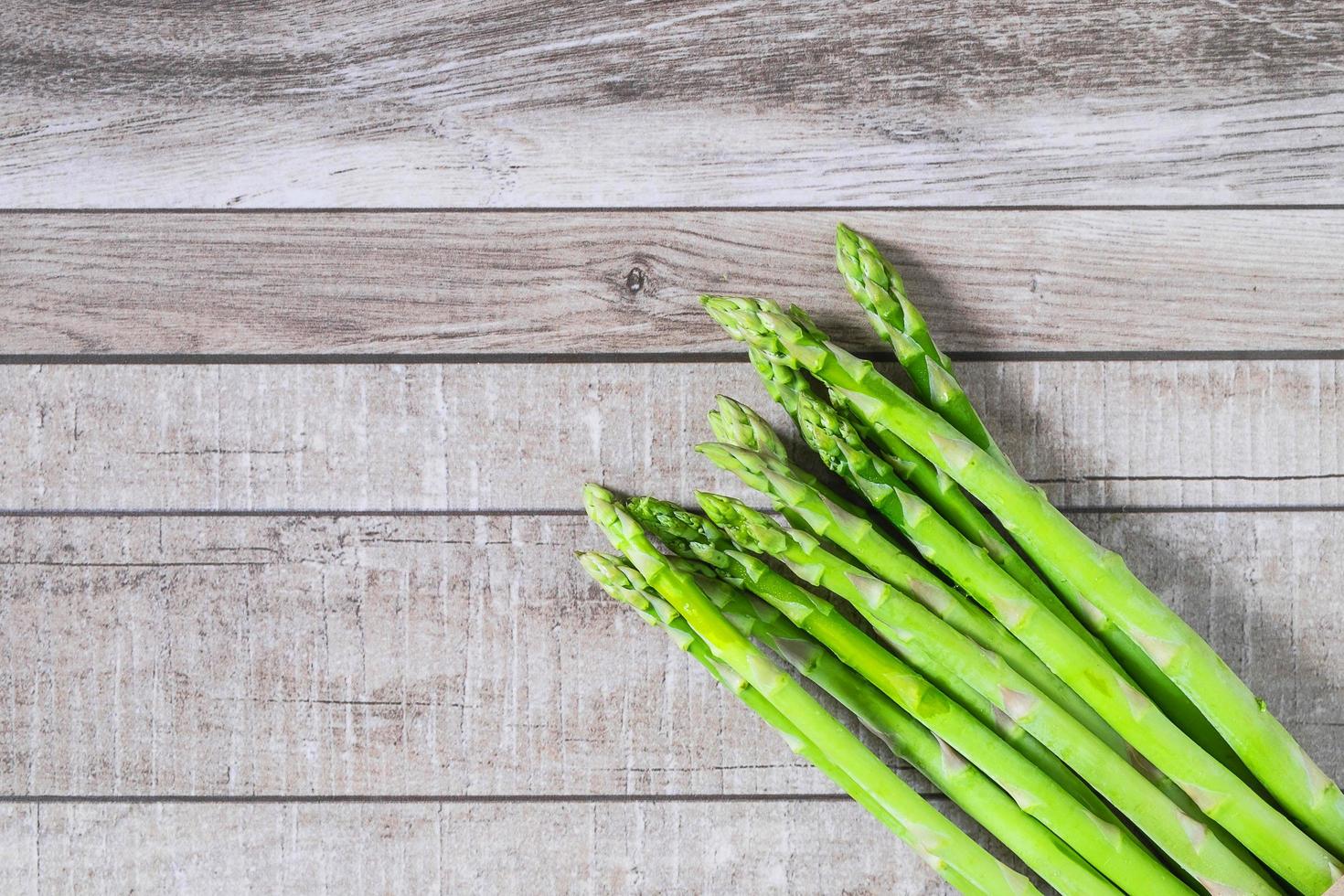 verse asperges op houten tafel foto