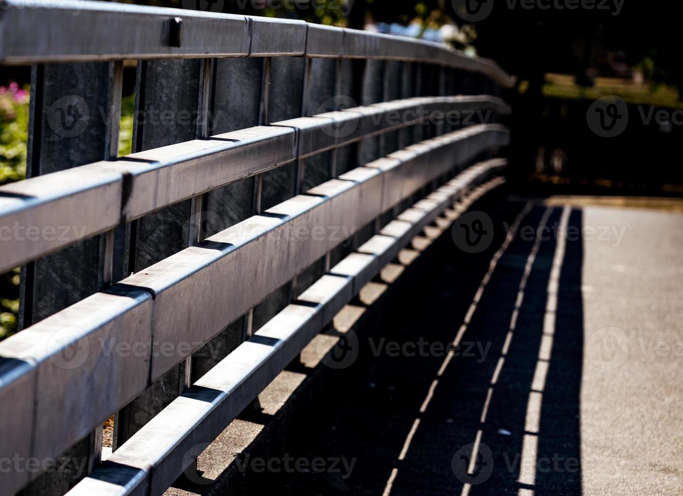 abstract staal hand- rails gieten een schaduw foto