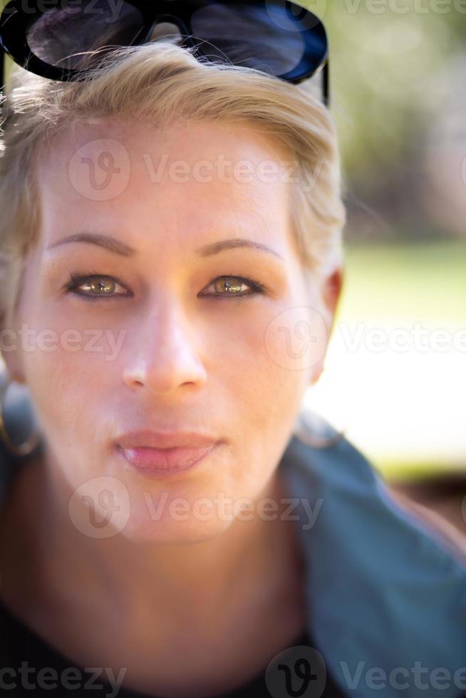 mooi vrouw op zoek gezicht foto