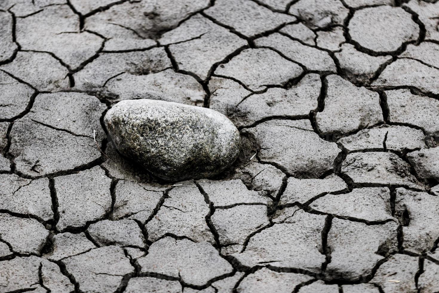 droog gebarsten modder dichtbij omhoog foto