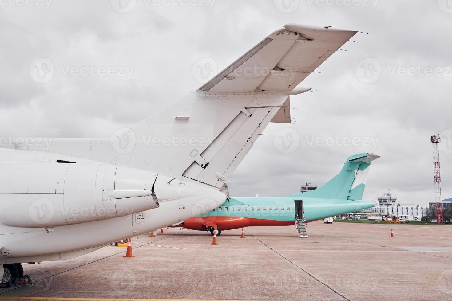 wit vlak. turboprop vliegtuig geparkeerd Aan de landingsbaan Bij dag foto