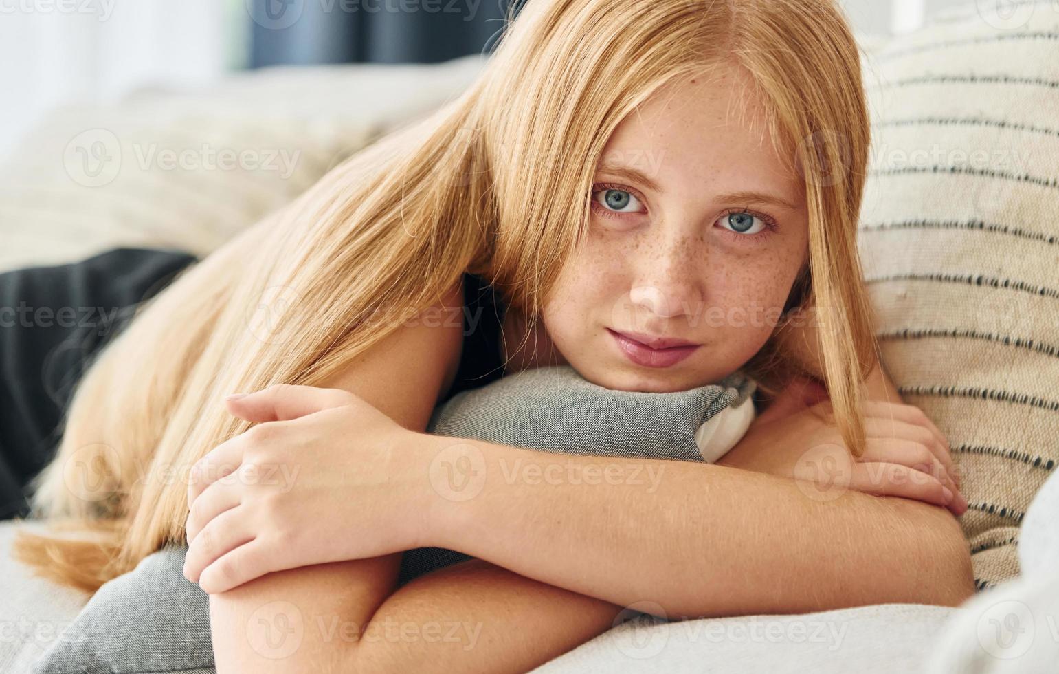 portret van vrouw tiener met blond haar- dat is Bij huis Bij dag foto