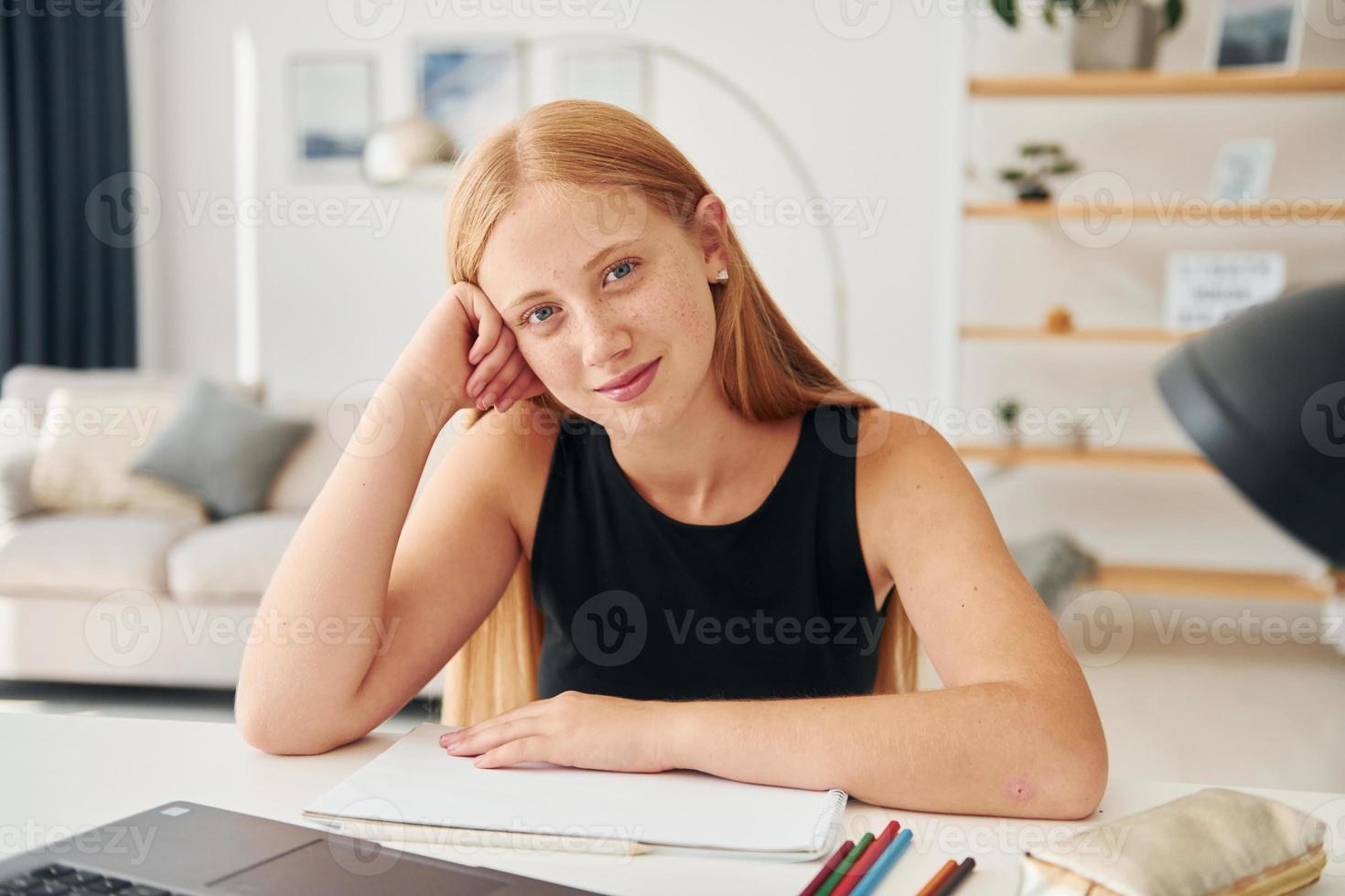 positief vrouw. vrouw tiener met blond haar- is Bij huis Bij dag foto