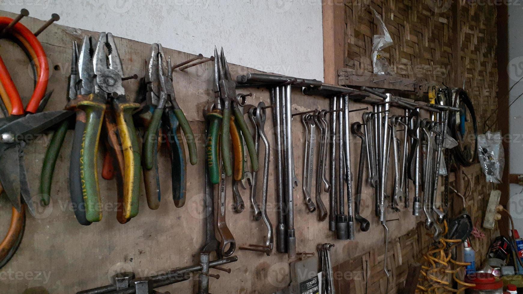 veel gereedschap hangen Aan een houten muur. gereedschap uitrusting foto