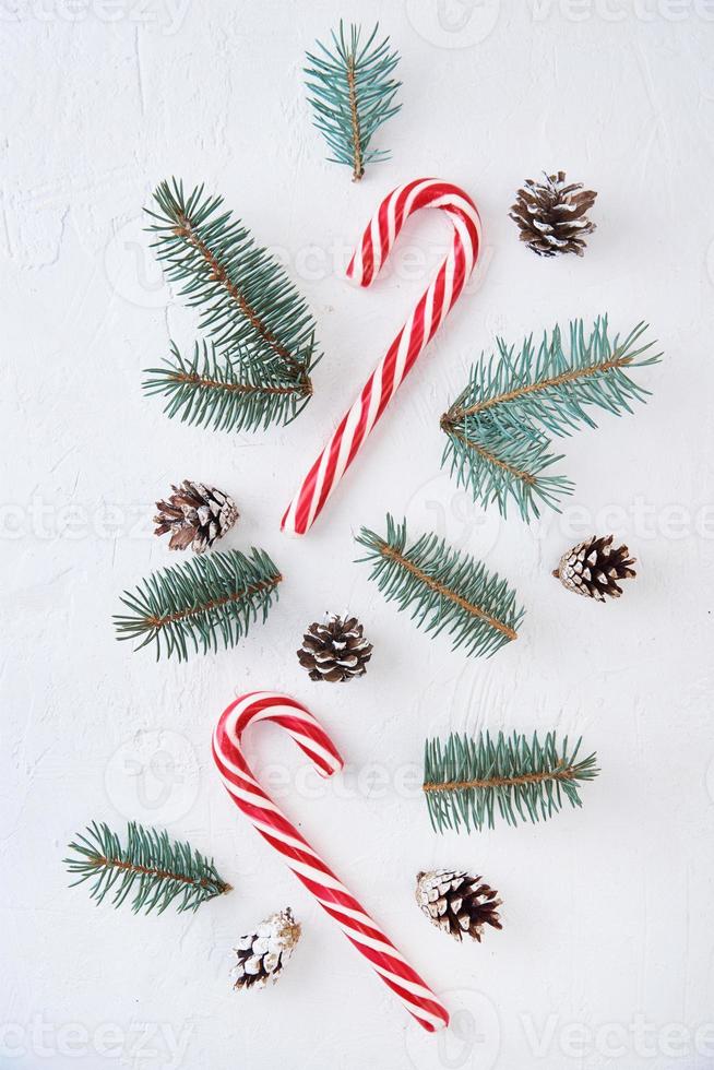 Kerstmis decoratie gemaakt van Spar boom takken, pijnboom kegels en snoepgoed foto