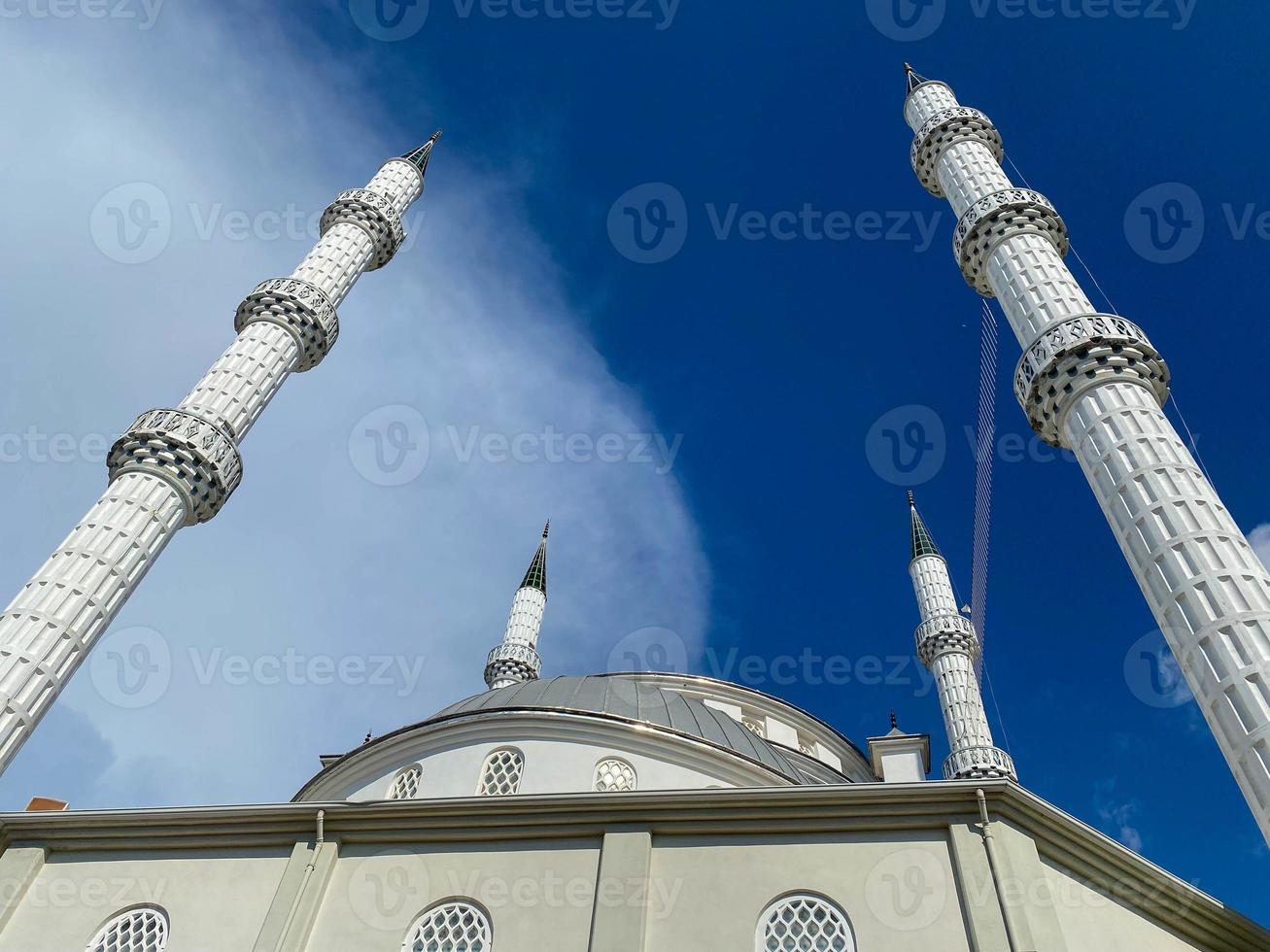 moskee moslim Islamitisch Arabisch wit met hoog torens tegen de lucht in een hemels warm oostelijk tropisch land toevlucht foto