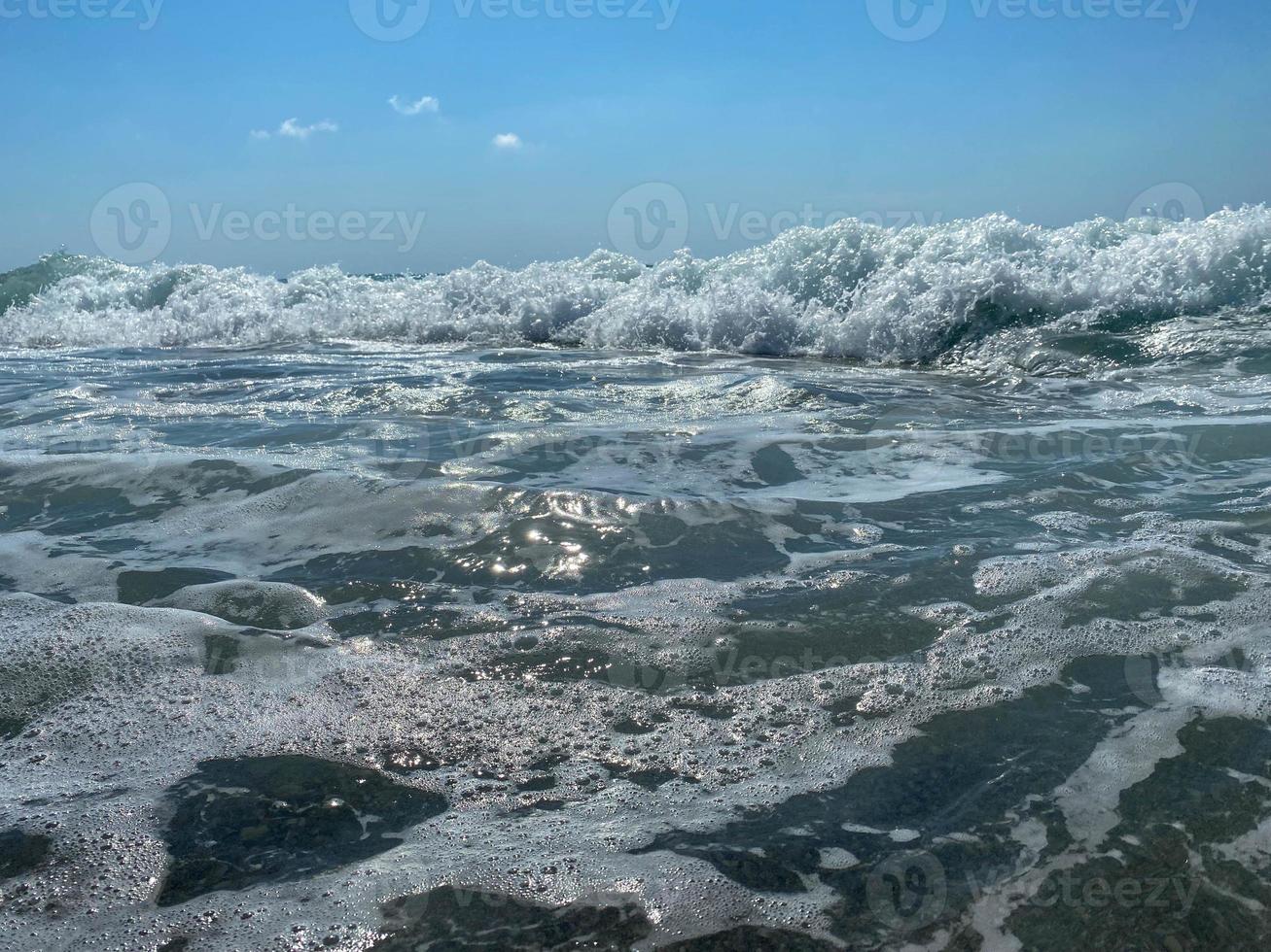 golven, spatten van water Aan de strand Bij de zee Aan vakantie in een toerist warm oostelijk tropisch land zuidelijk paradijs toevlucht Aan vakantie. de achtergrond foto