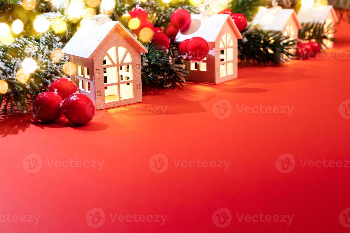 lichtgevend Kerstmis lichten wit loges zijn staand met Kerstmis boom takken, rood bessen en bokeh lichten Aan rood. foto