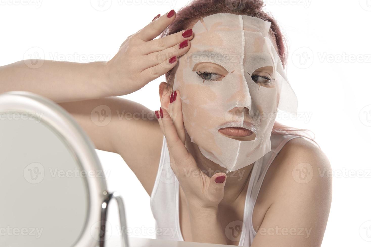kunstmatig procedure. vrouw gezicht met wit kunstmatig masker foto