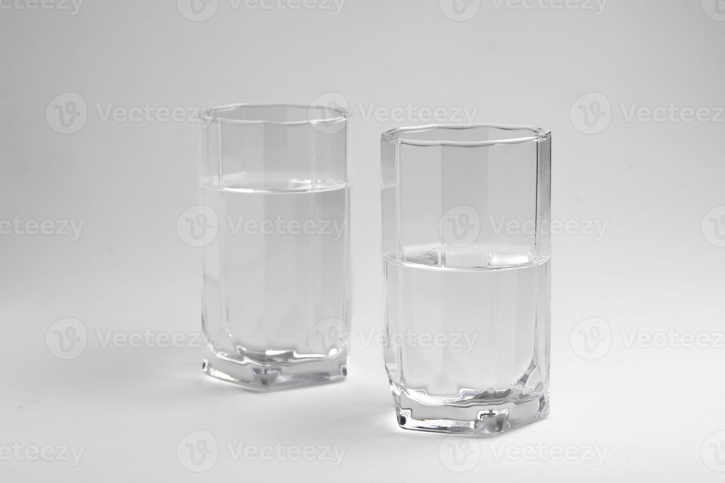 schoon drinken water in een Doorzichtig glas foto