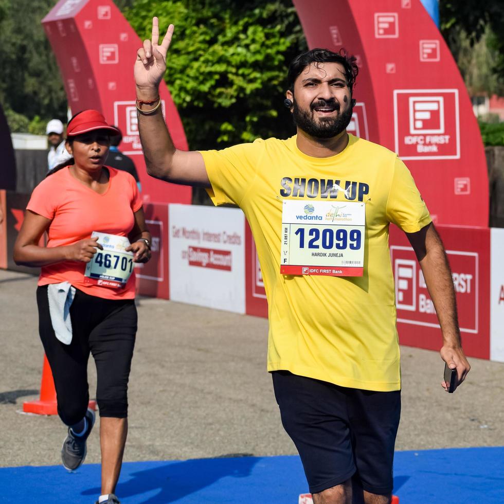 nieuw Delhi, Indië - oktober 16 2022 - vedanta Delhi voor de helft marathon ras na covid in welke marathon deelnemers over naar kruis de af hebben lijn, Delhi voor de helft marathon 2022 foto