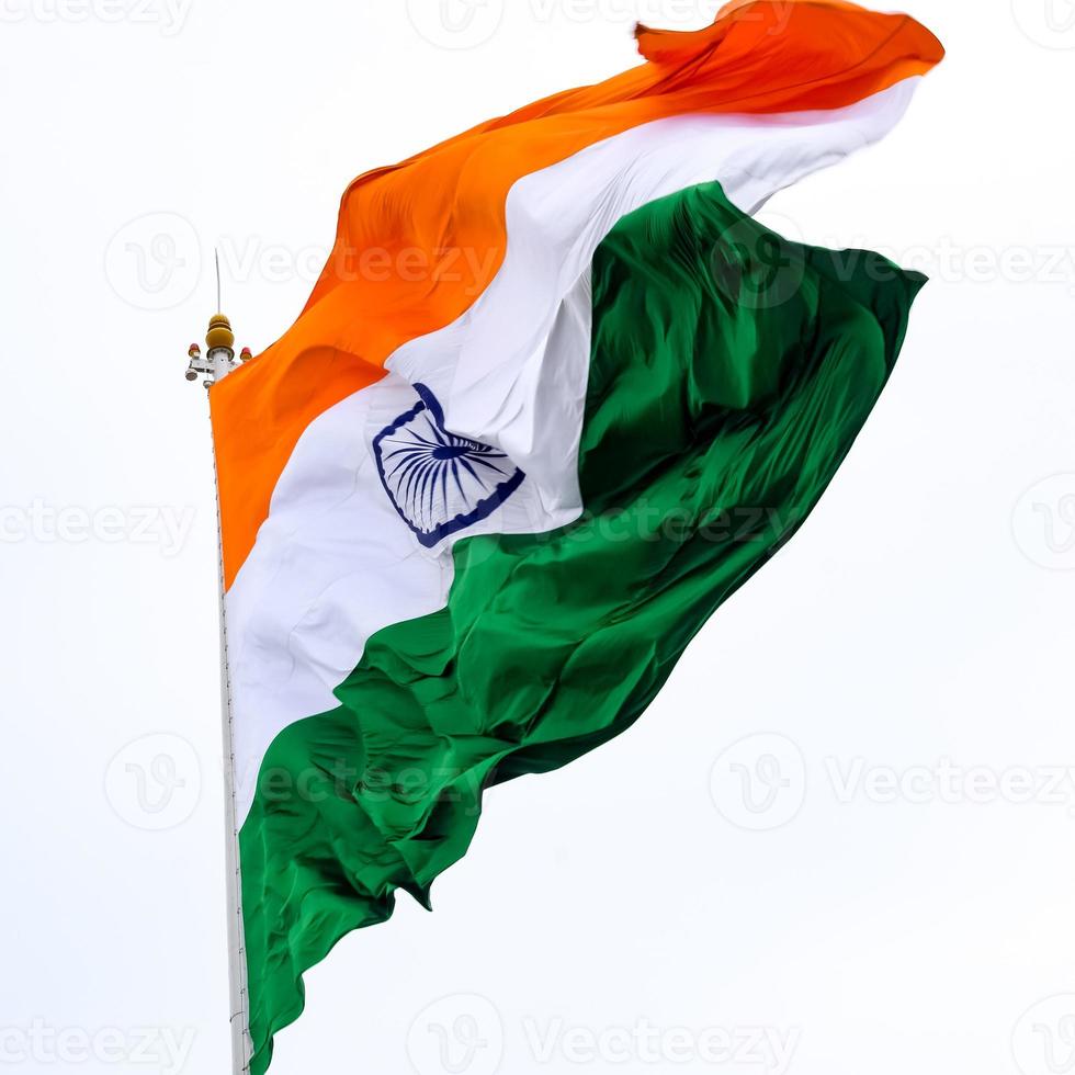 indiase vlag hoog op connaught plaats met trots in blauwe lucht, indiase vlag wapperen, indiase vlag op onafhankelijkheidsdag en republiek dag van india, tilt-up shot, wuivende indische vlag, har ghar tiranga foto